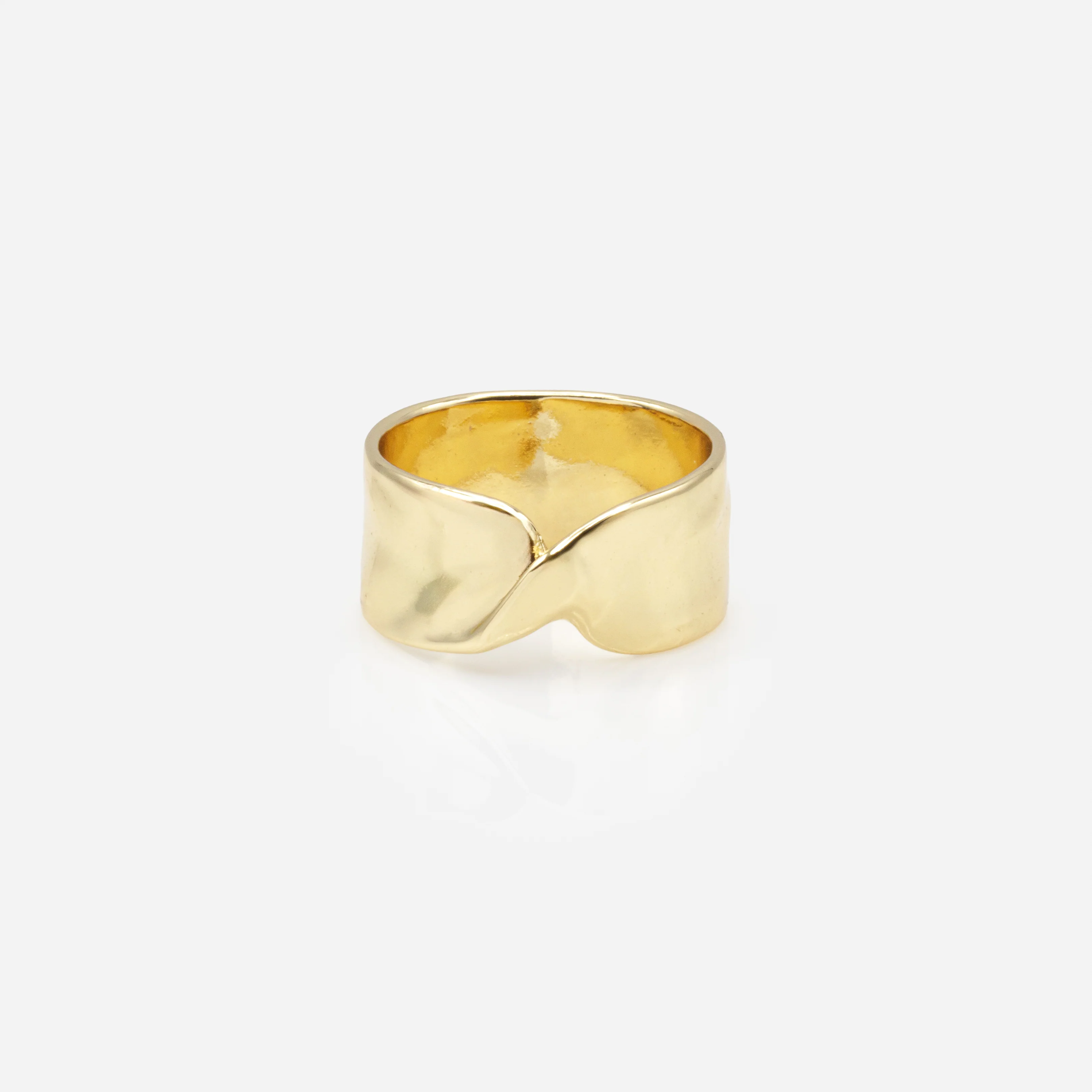 Large bague dorée froissée