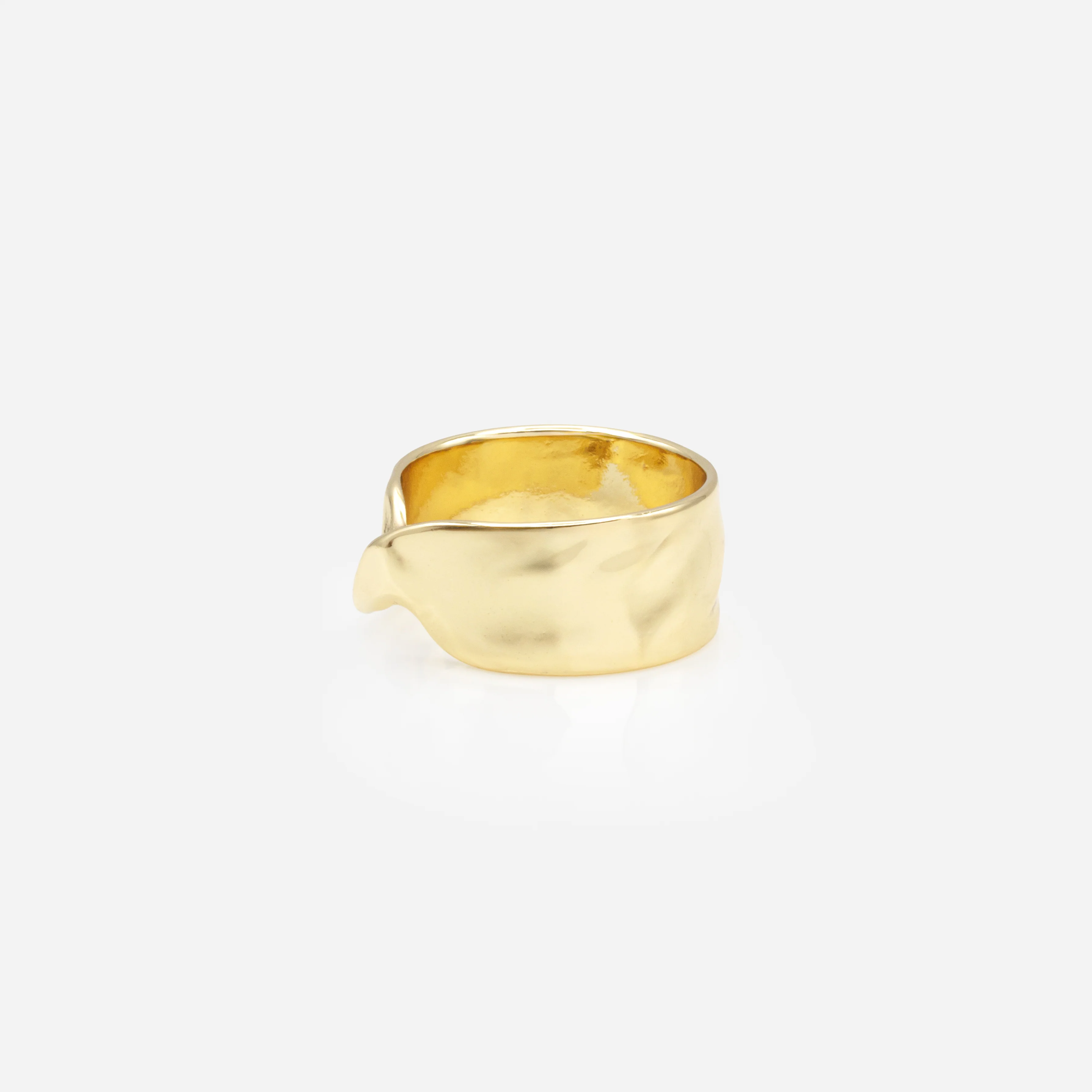 Large bague dorée froissée - Image 2