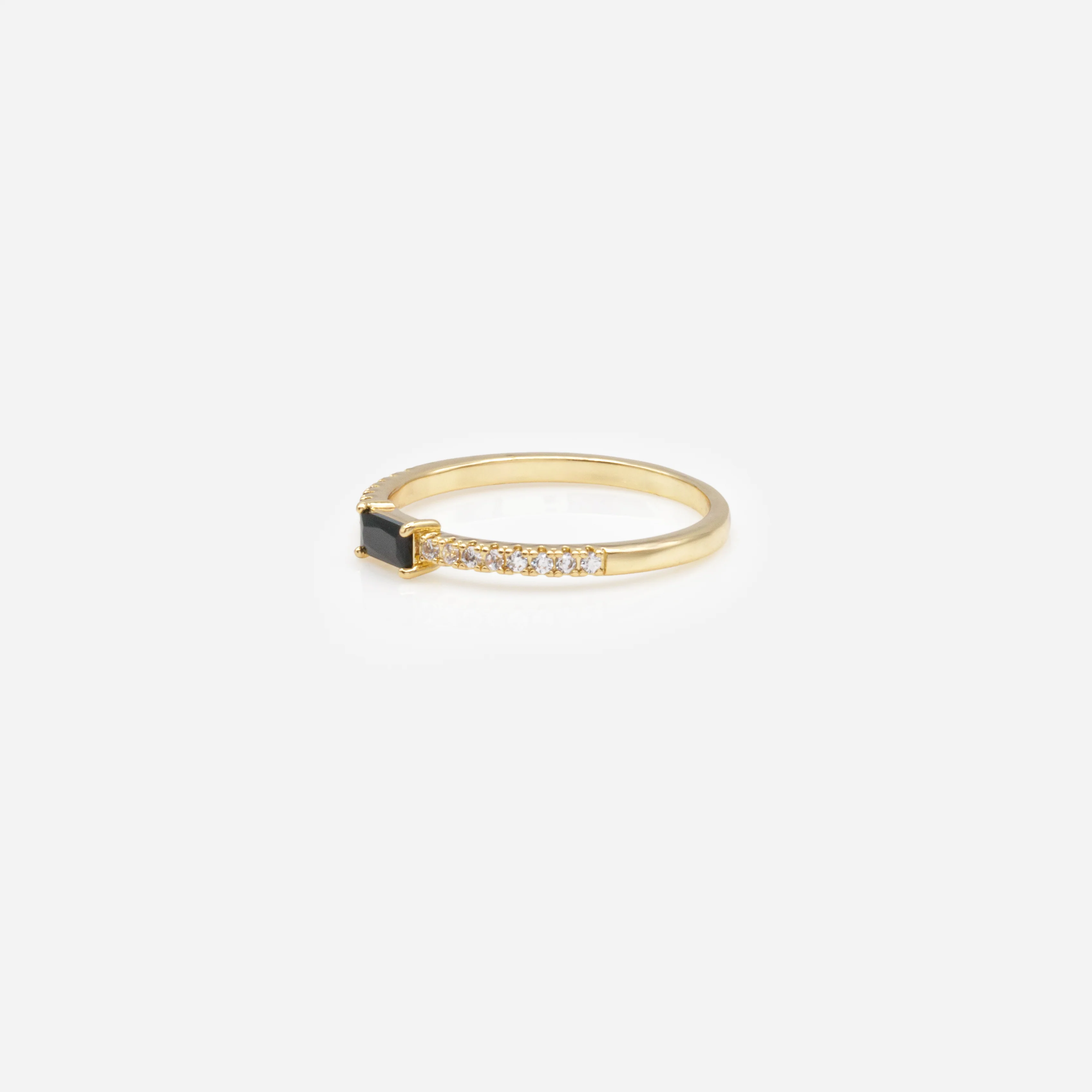 Bague dorée avec pierre rectangulaire noire et zircons cubiques - Image 2