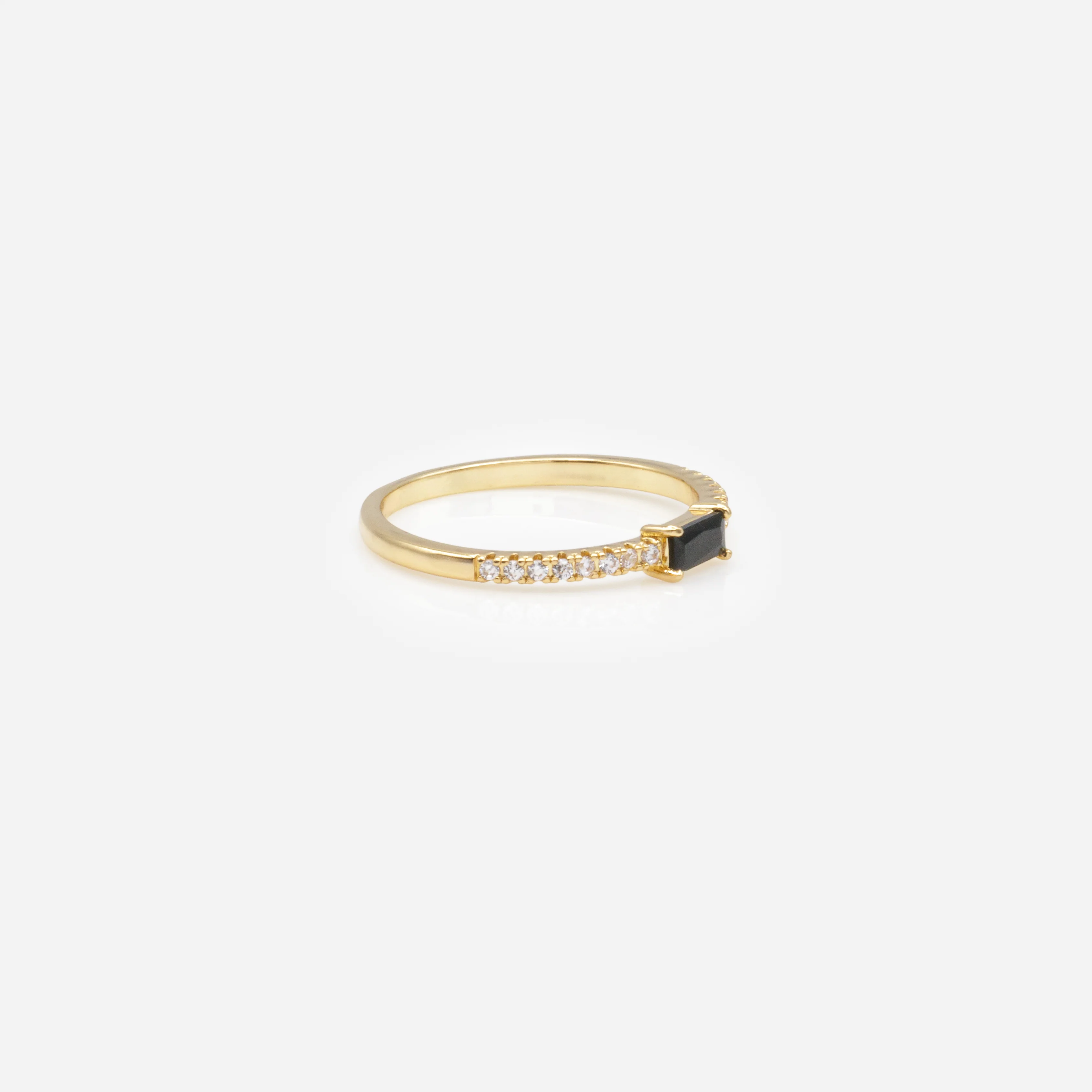 Bague dorée avec pierre rectangulaire noire et zircons cubiques - Image 3