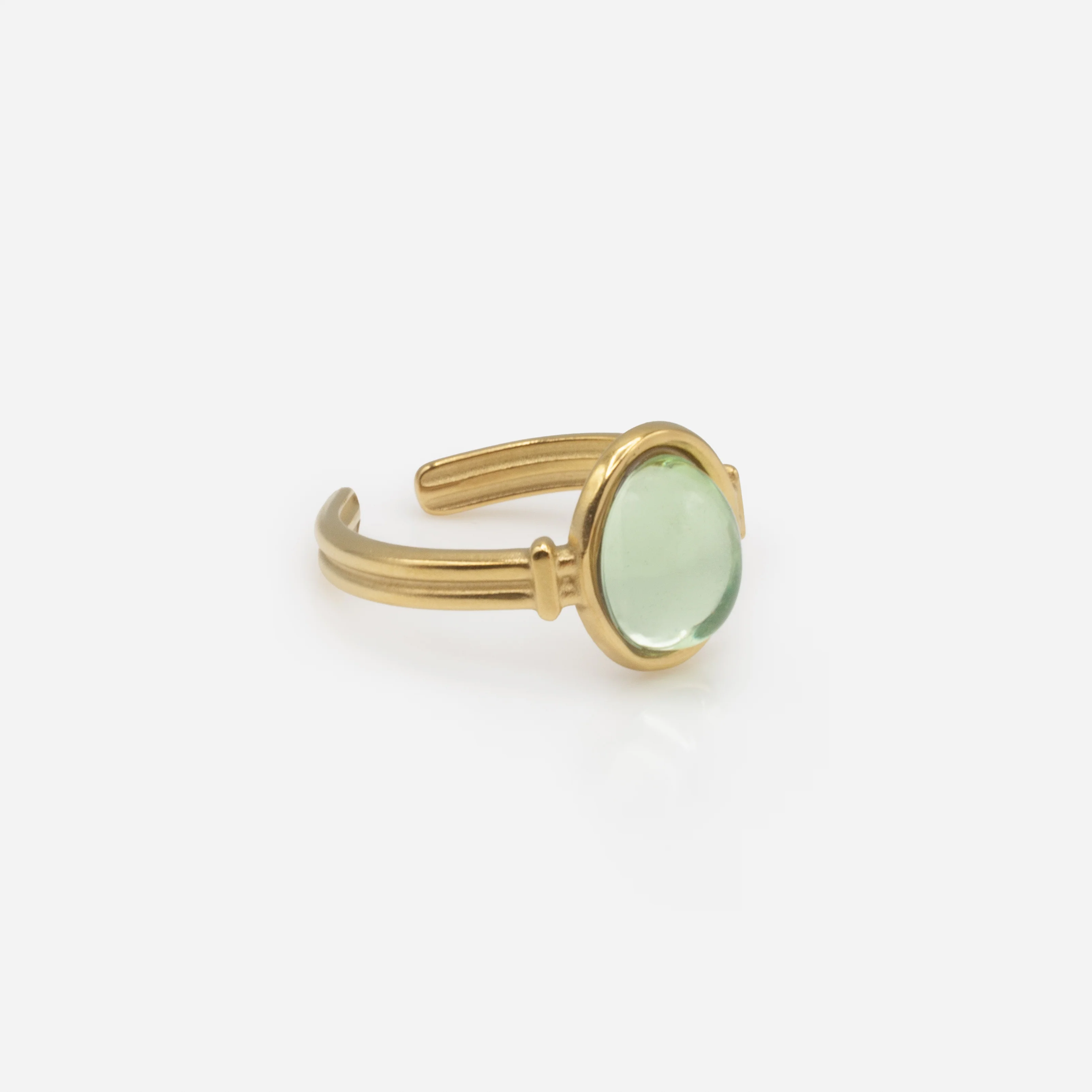 Bague dorée avec pierre verte ovale translucide - Image 3