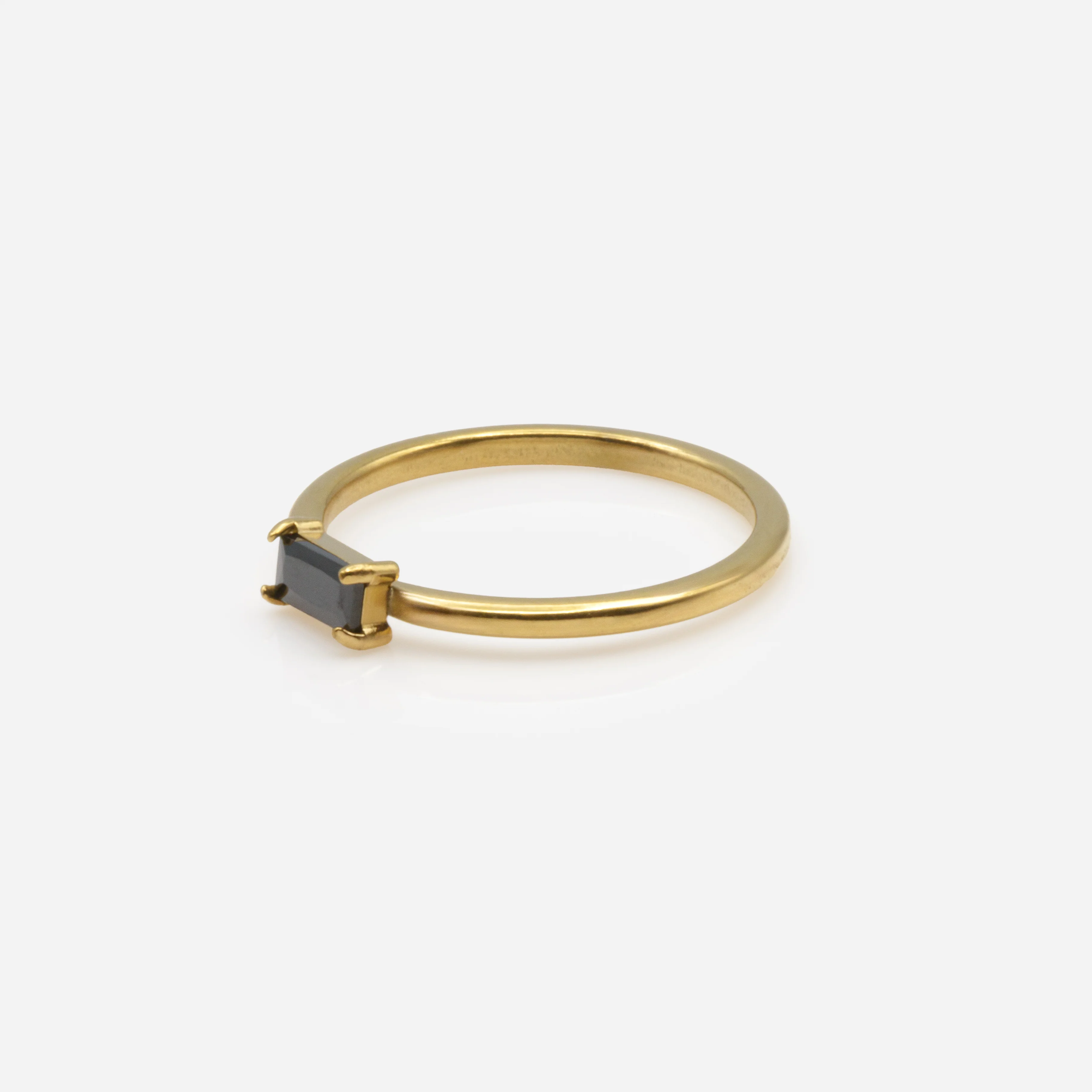 Bague dorée avec pierre rectangulaire noire en acier inoxydable - Image 2