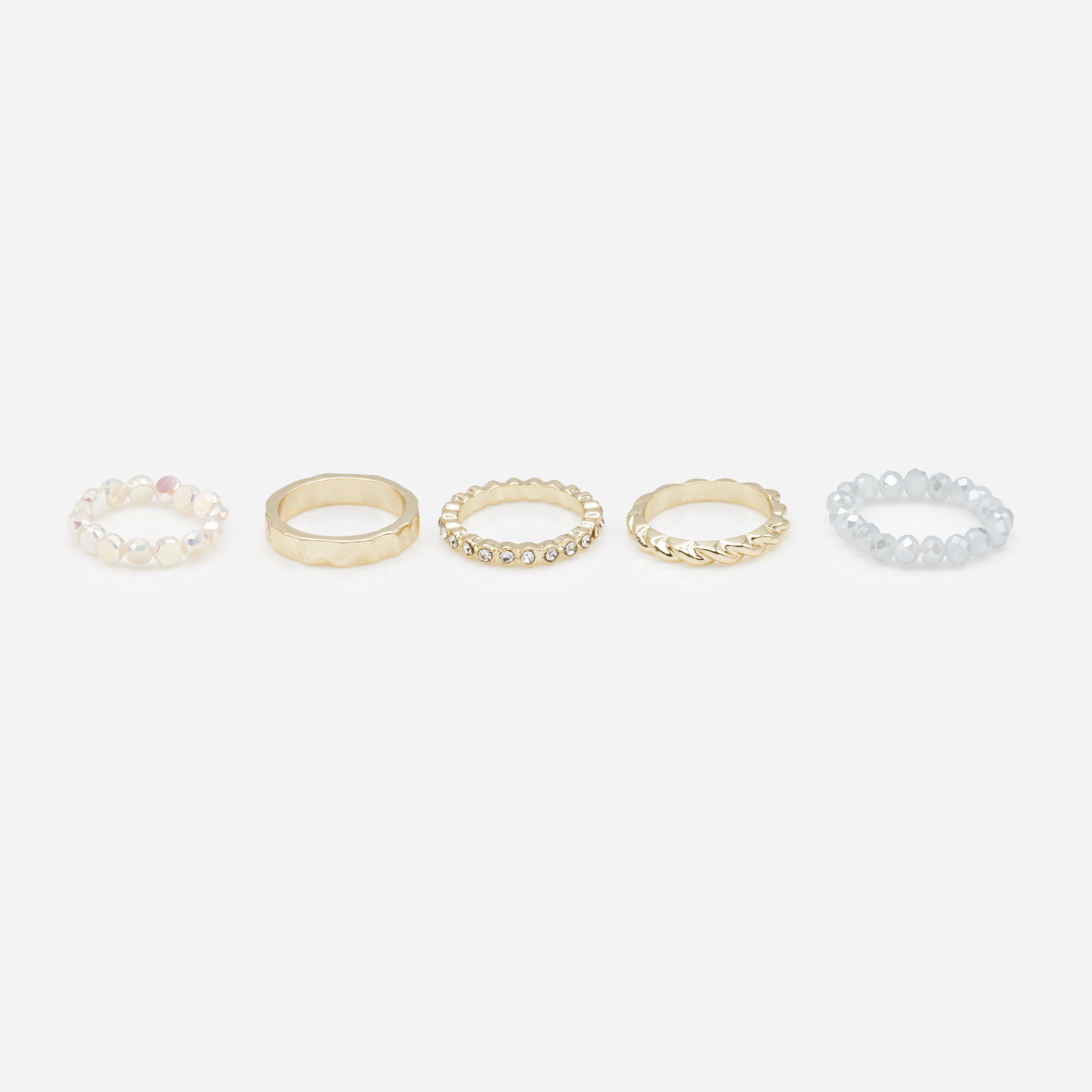 Ensemble de trois bagues dorées et deux bagues extensibles