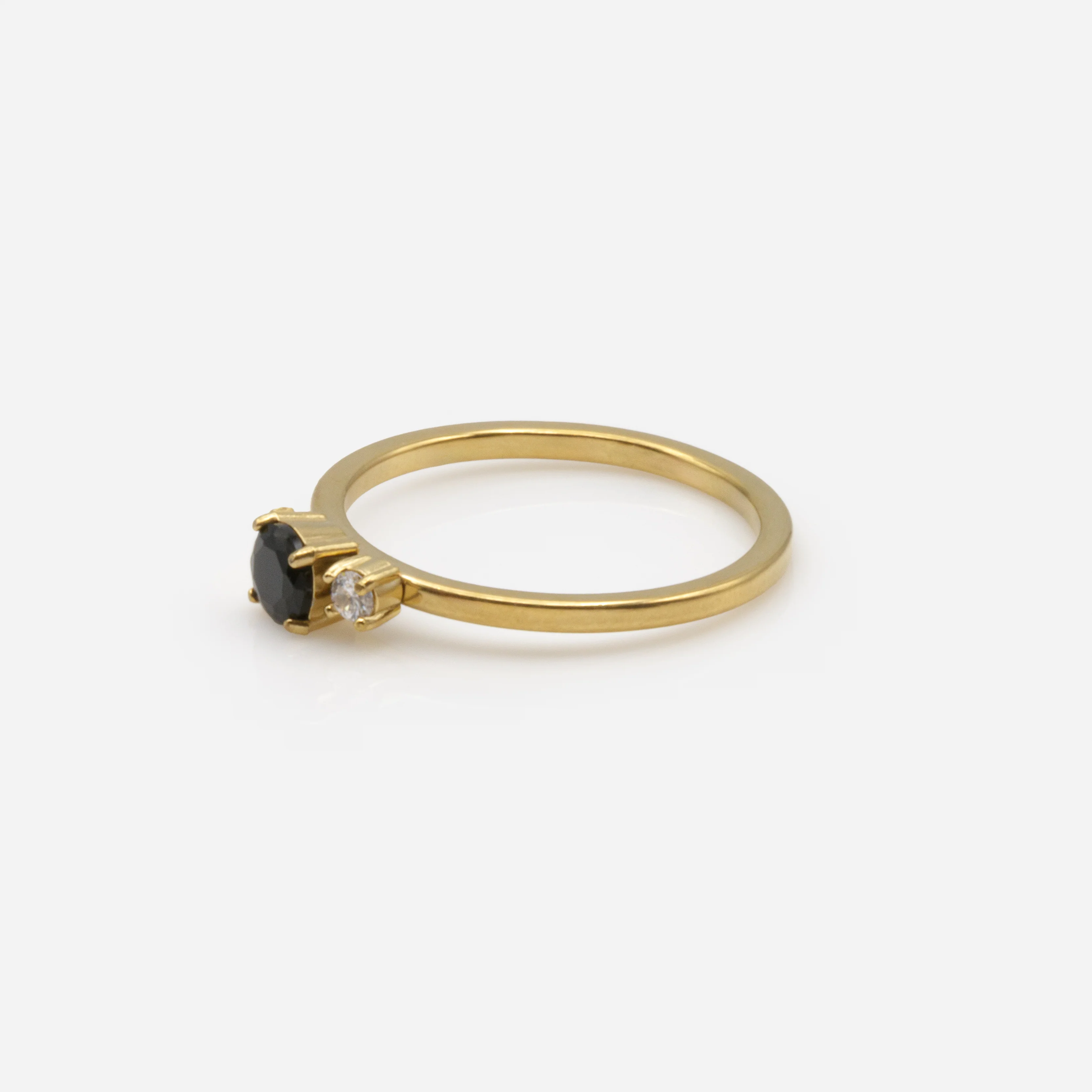 Bague dorée avec zircons noir et translucide en acier inoxydable - Image 2