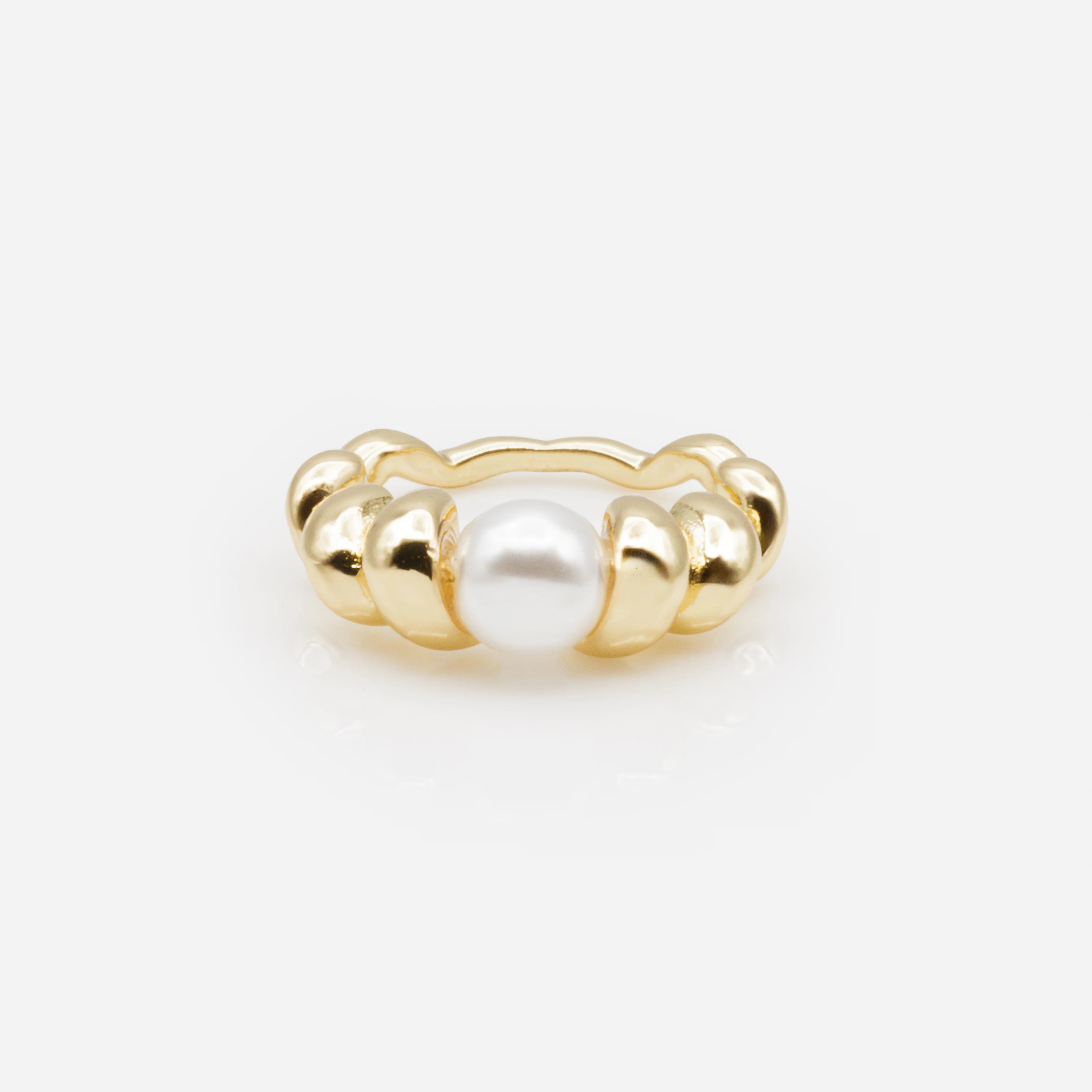 Bague dorée torsadée avec perle centrale