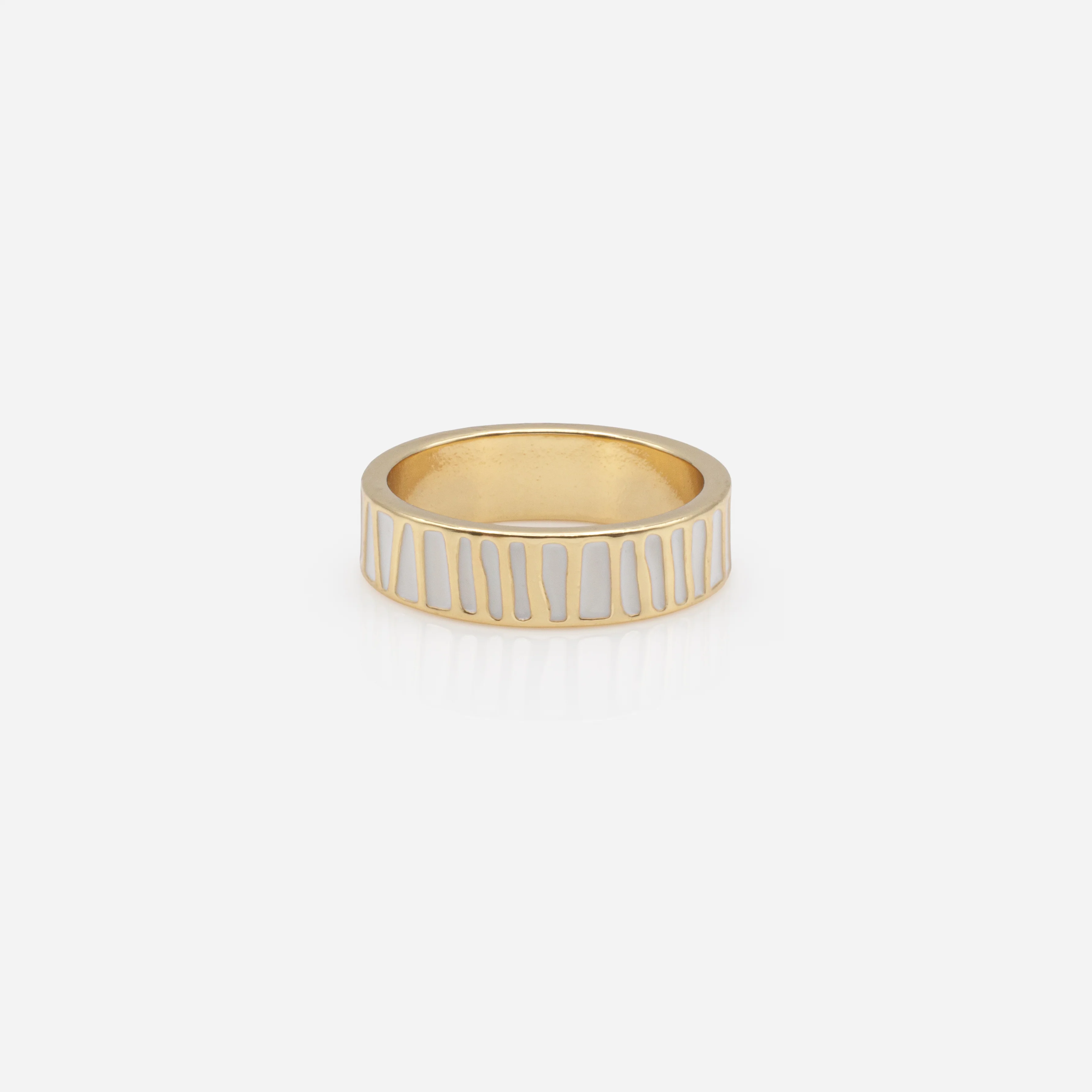 Bague dorée à motifs blancs