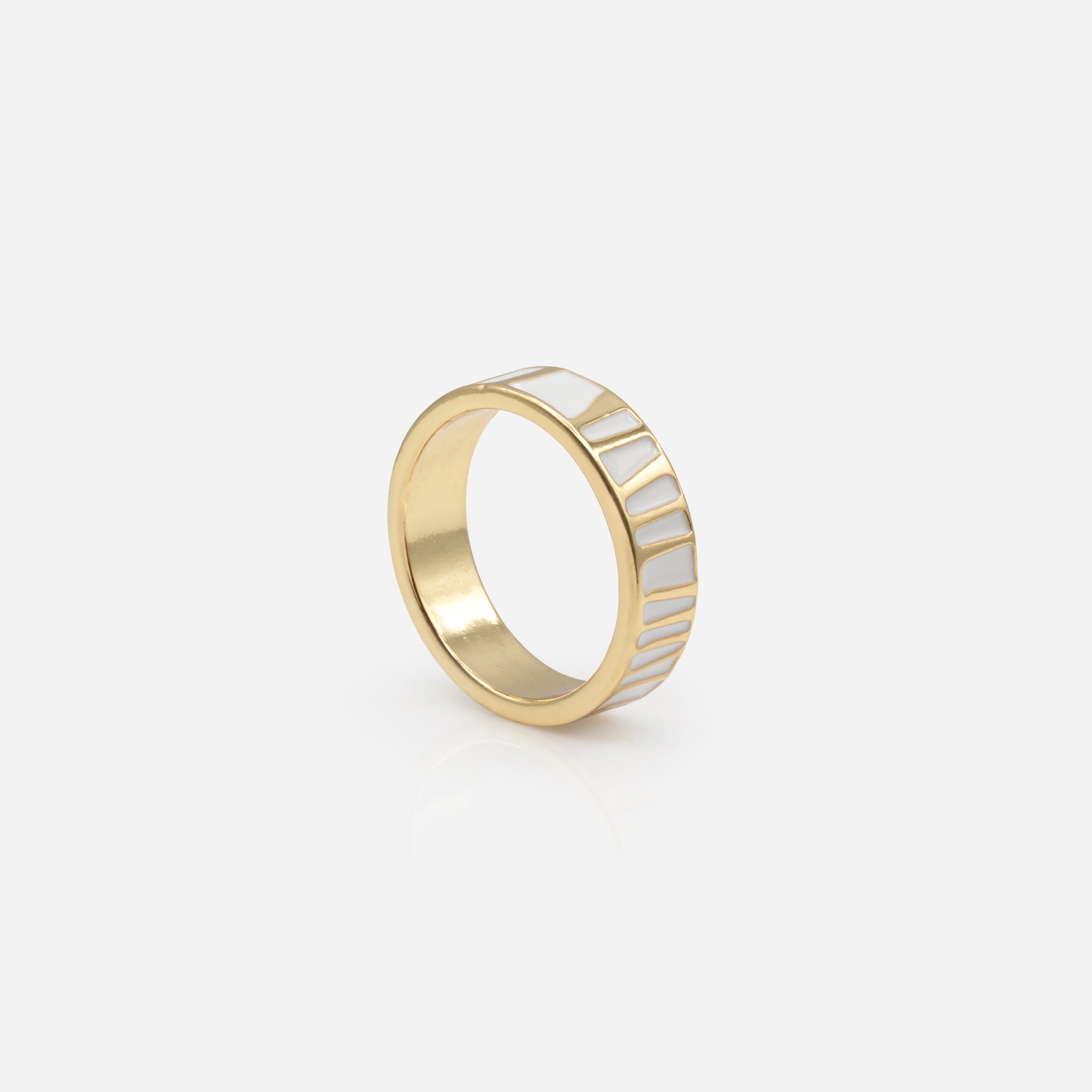 Bague dorée à motifs blancs - Image 3