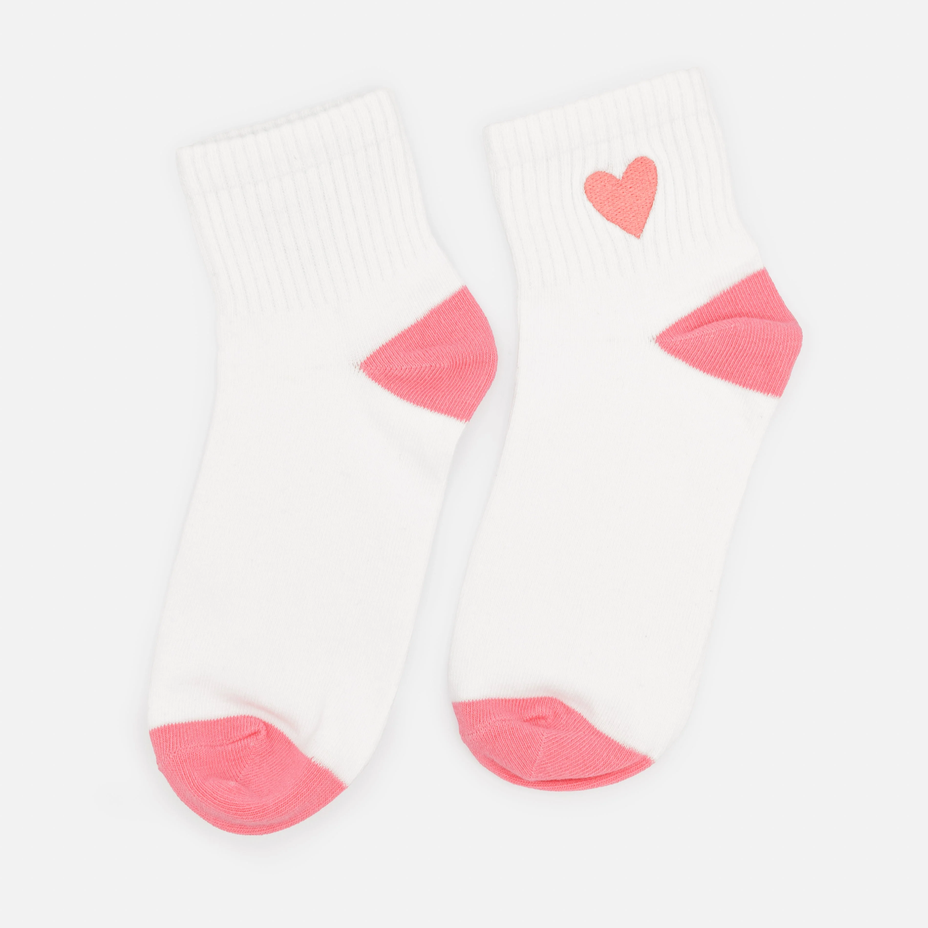 Bas cheville blancs côtelés avec broderie cœur rose