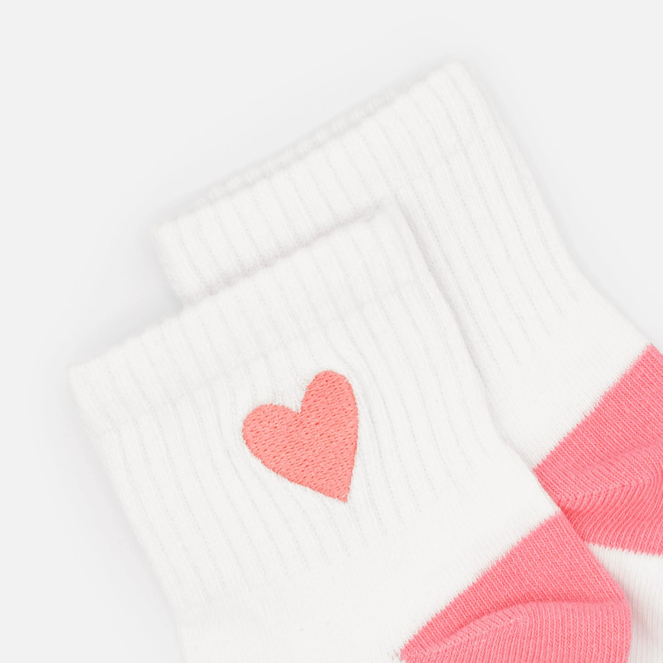 Bas cheville blancs côtelés avec broderie cœur rose - Image 2