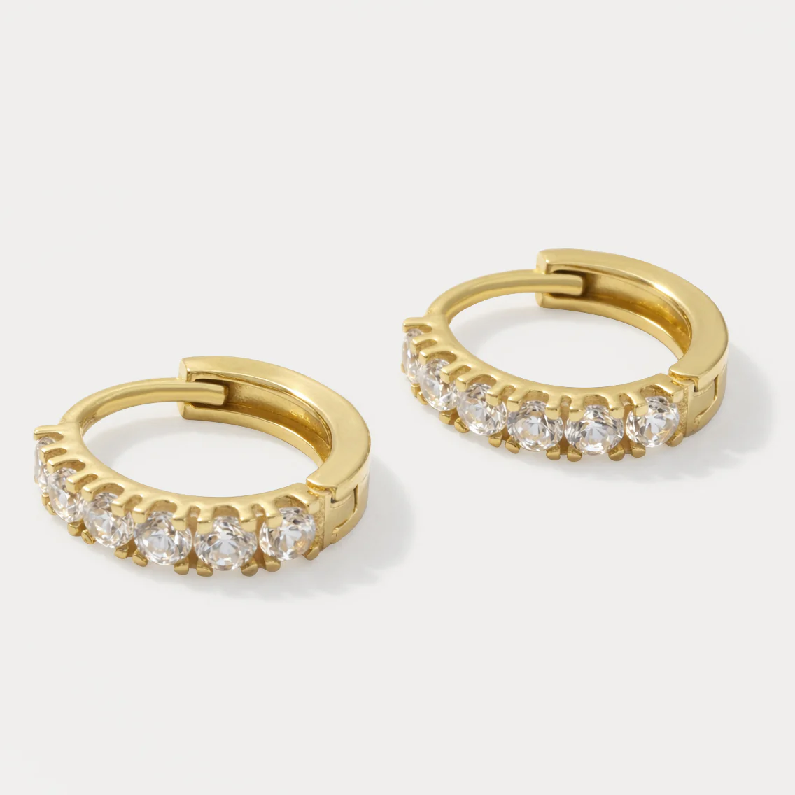 Boucle d'oreilles huggies avec zircons en or 10 carats - Image 2