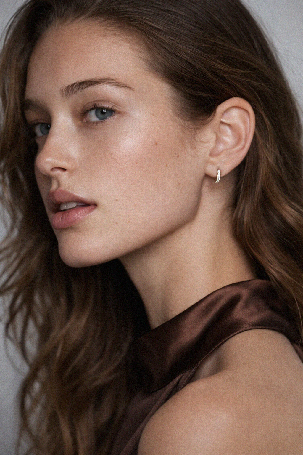 Boucle d'oreilles huggies avec zircons en or 10 carats - Image 3