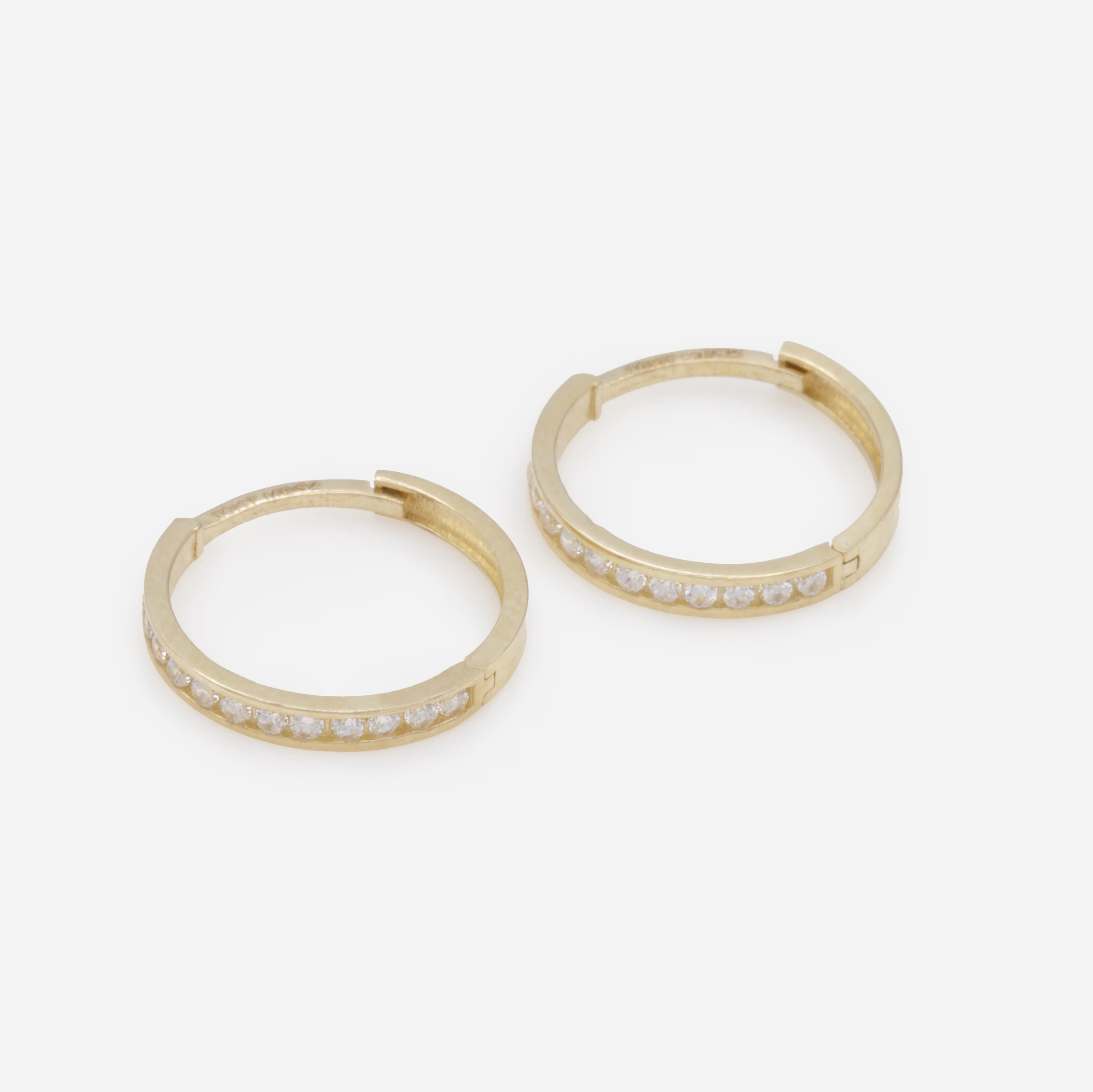 Boucles d’oreilles huggies 14 mm avec zircons cubiques en or 10 carats - Image 2