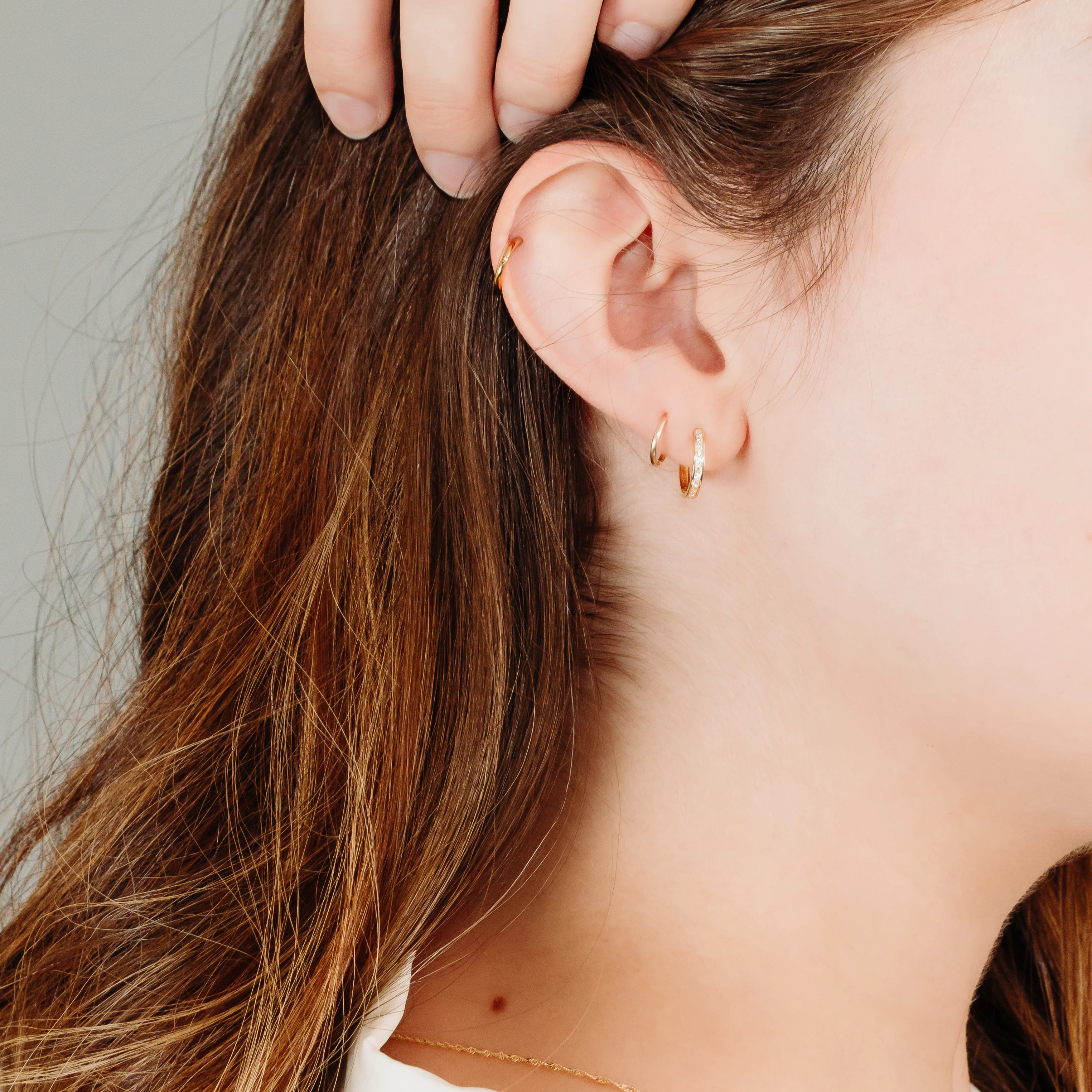 Boucles d’oreilles huggies 14 mm avec zircons cubiques en or 10 carats - Image 4