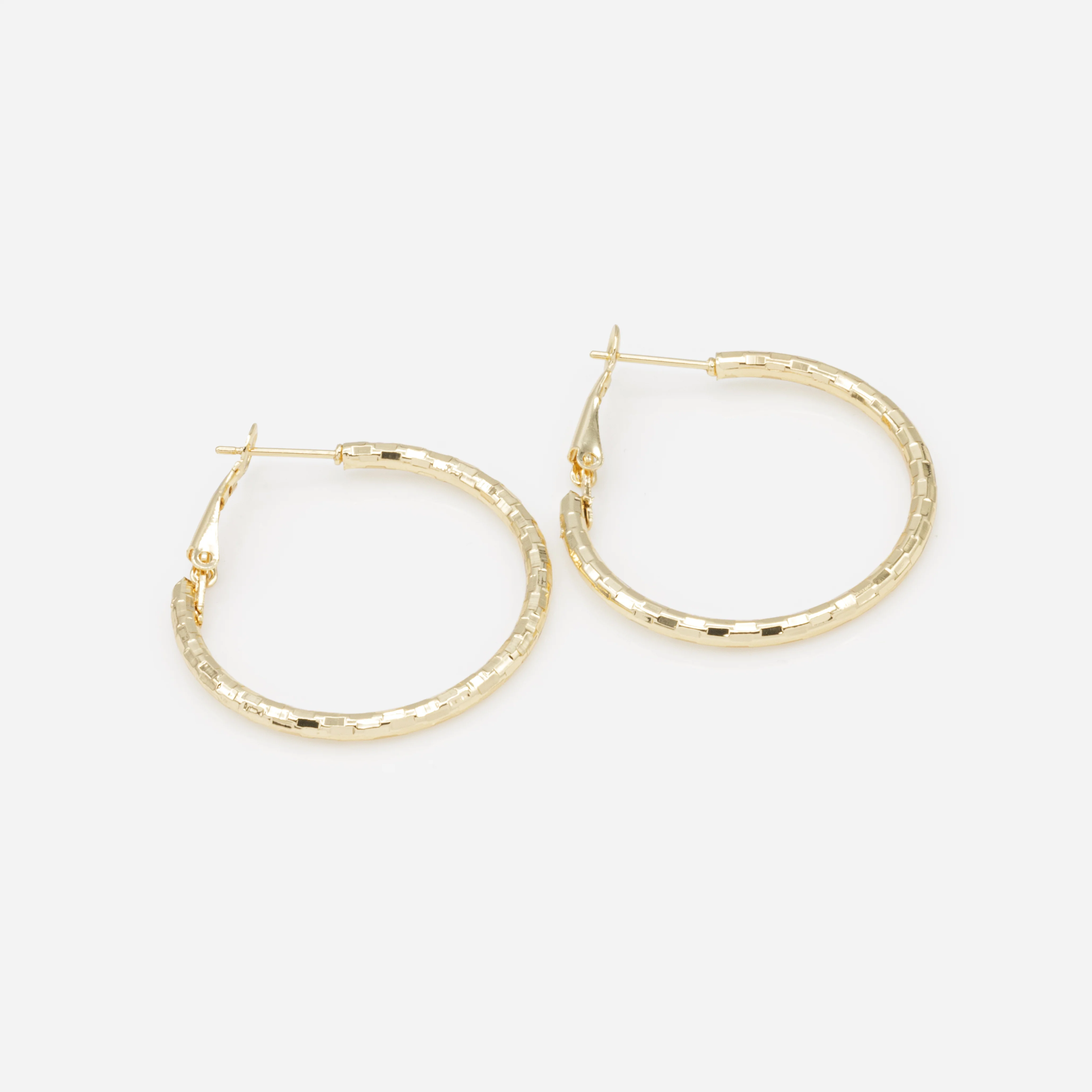 Boucles d'oreilles anneaux dorés à motifs rectangulaires - Image 2