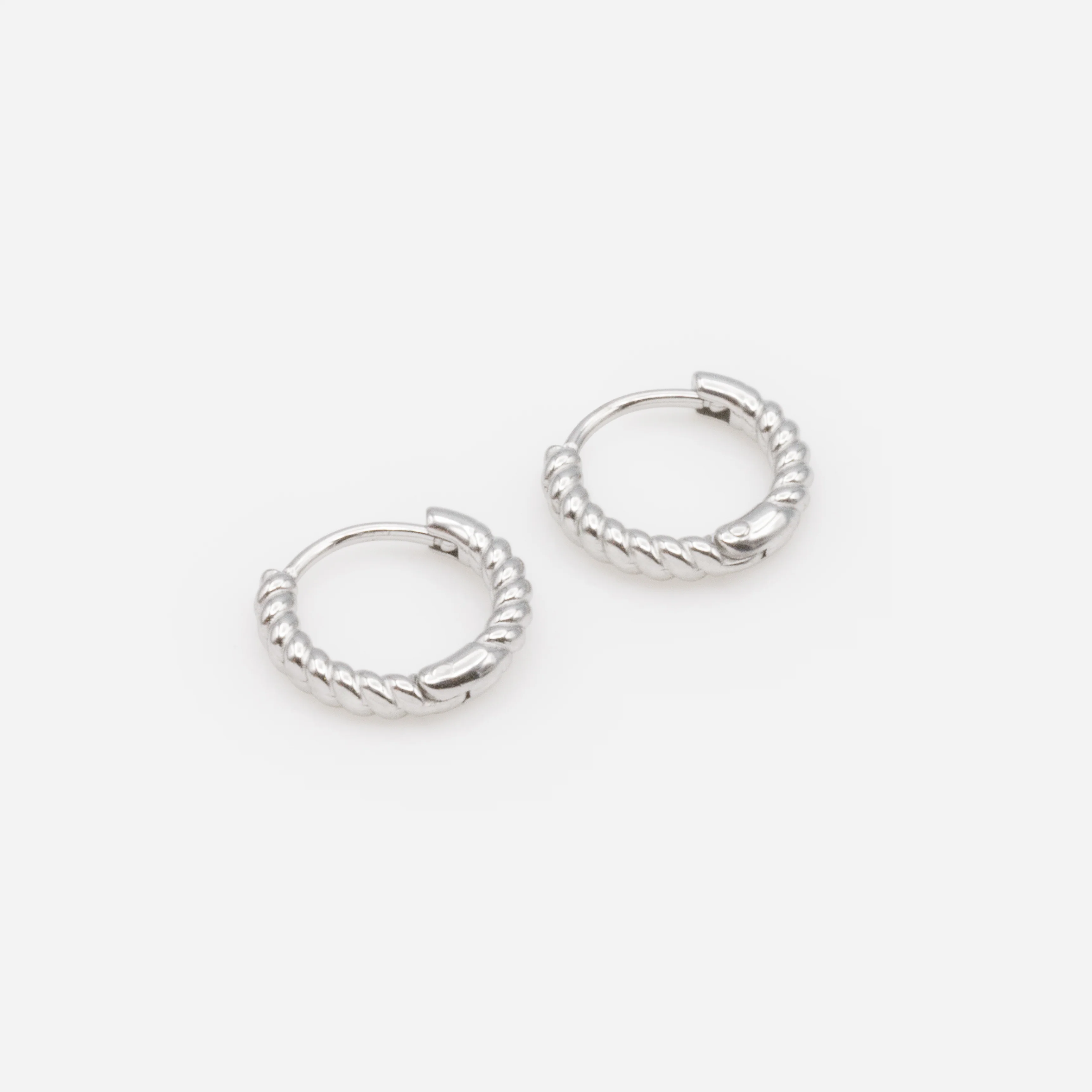 Boucles d'oreilles huggies torsadées argentées en acier inoxydable - Image 2