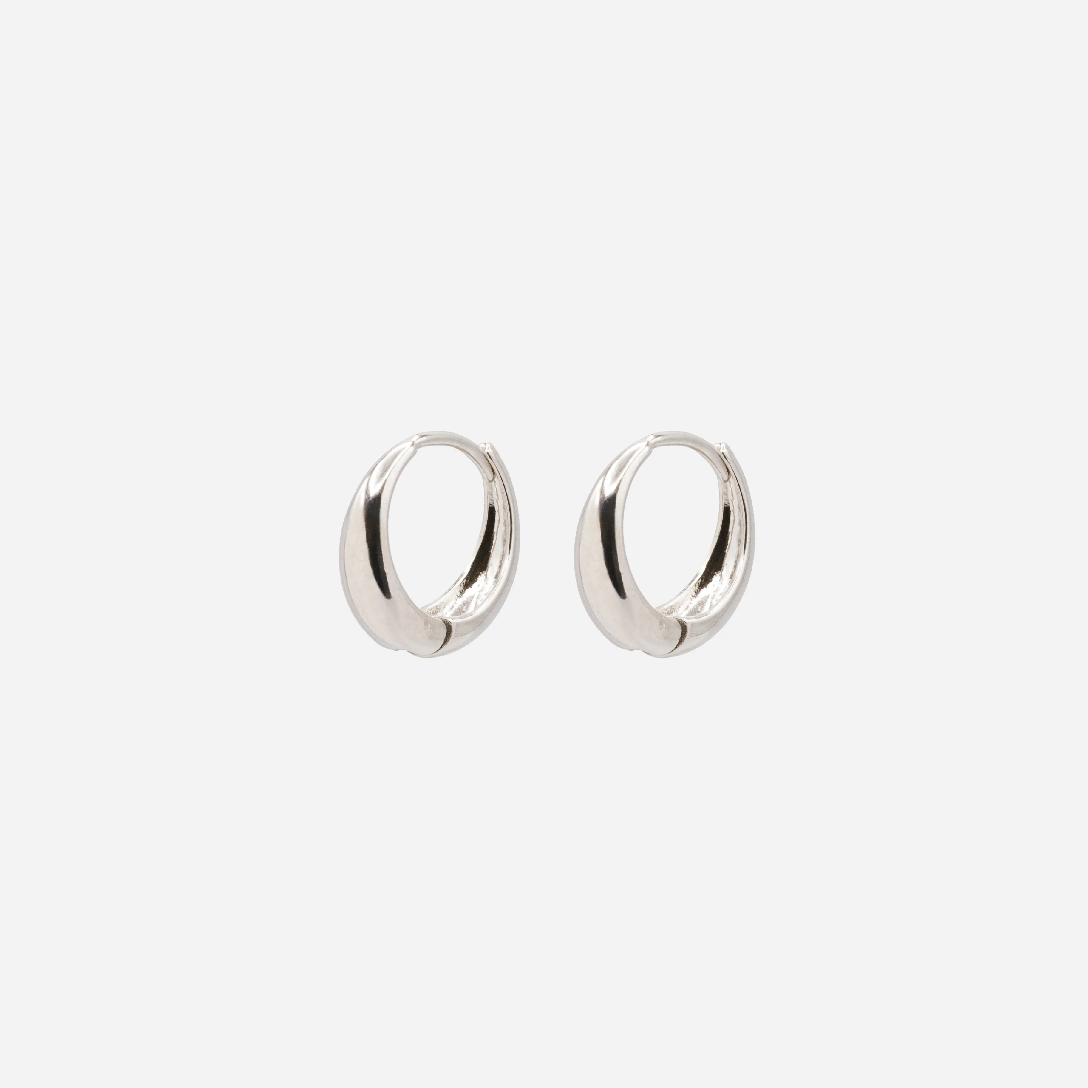 Boucles d'oreilles anneaux argentés à base large