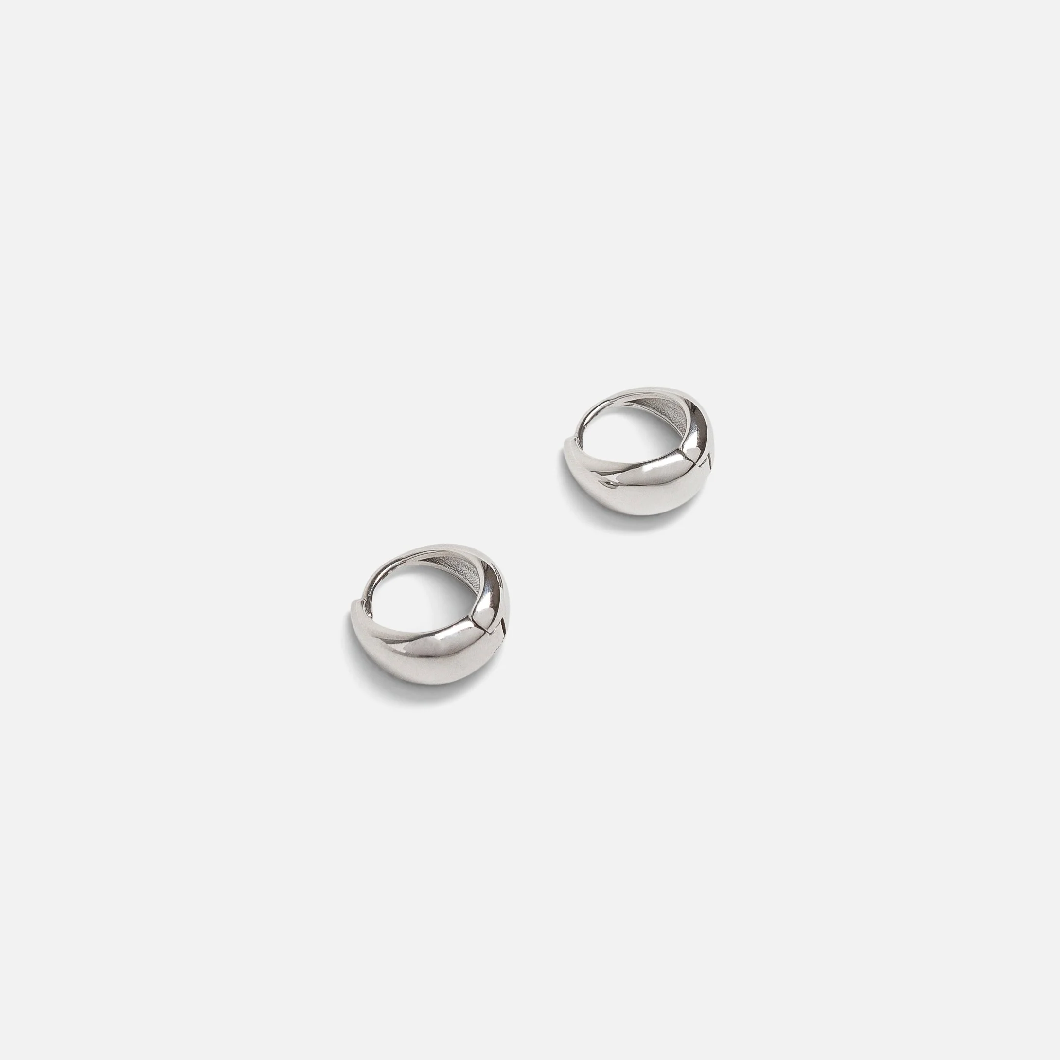 Boucles d'oreilles anneaux argentés à base large en acier inoxydable - Image 2