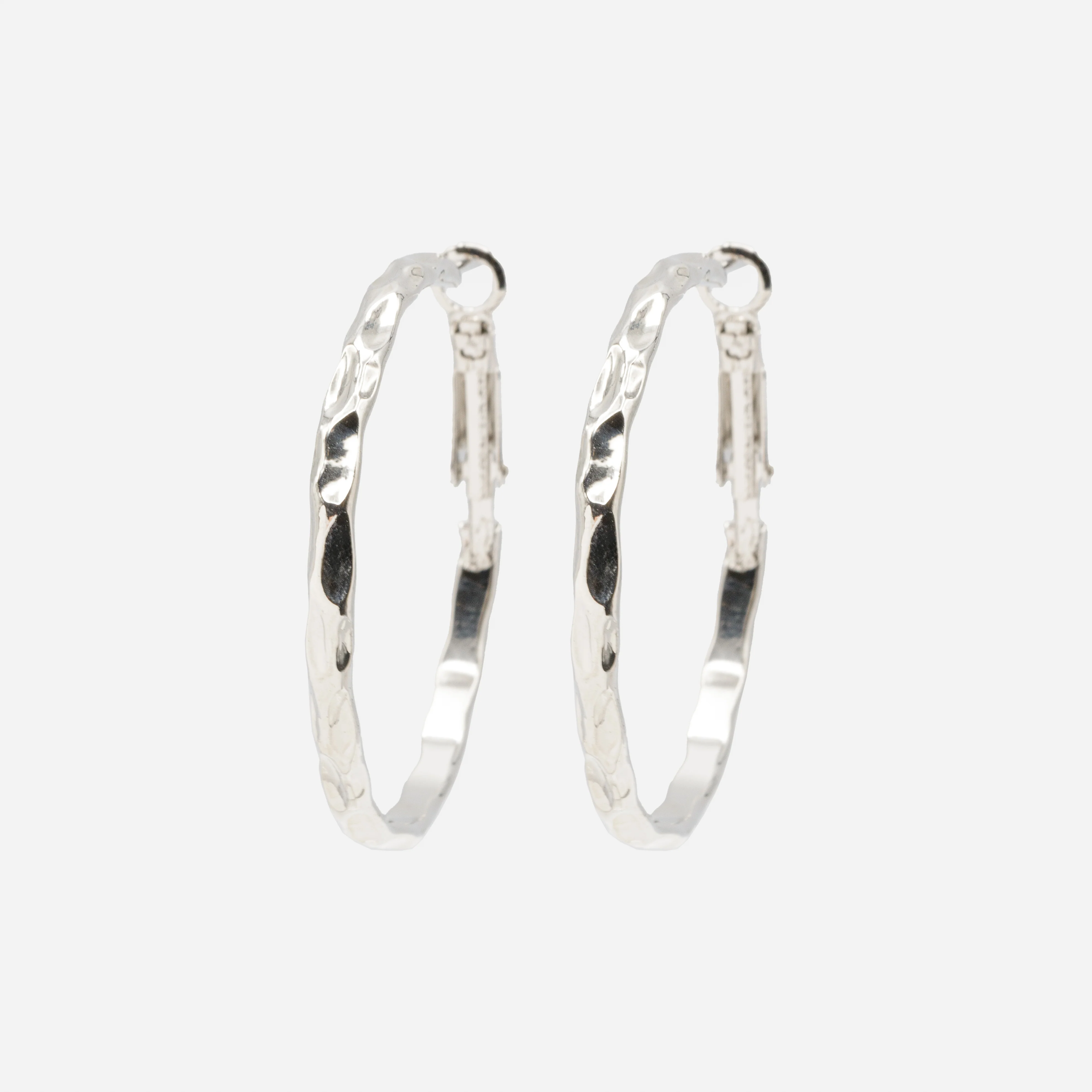 Boucles d'oreilles anneaux argentés à motif renfoncé