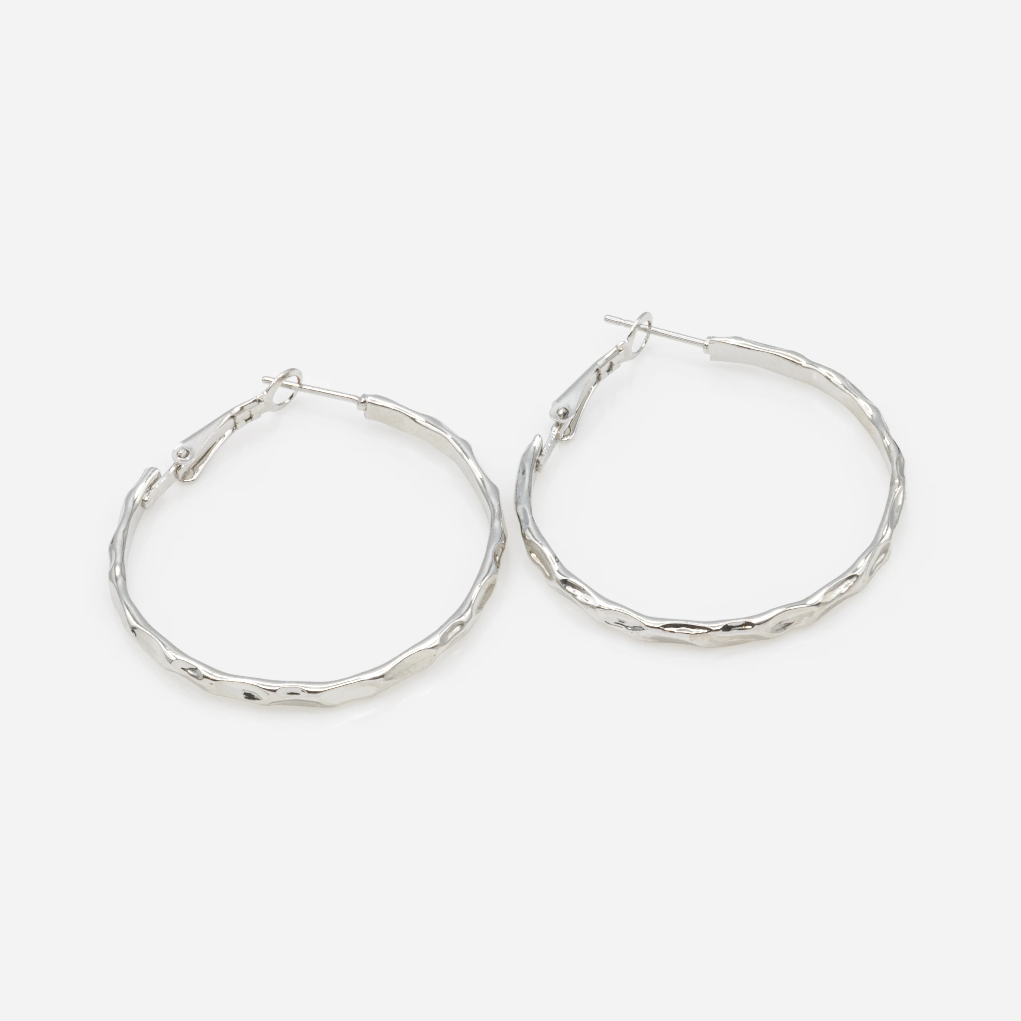 Boucles d'oreilles anneaux argentés à motif renfoncé - Image 2