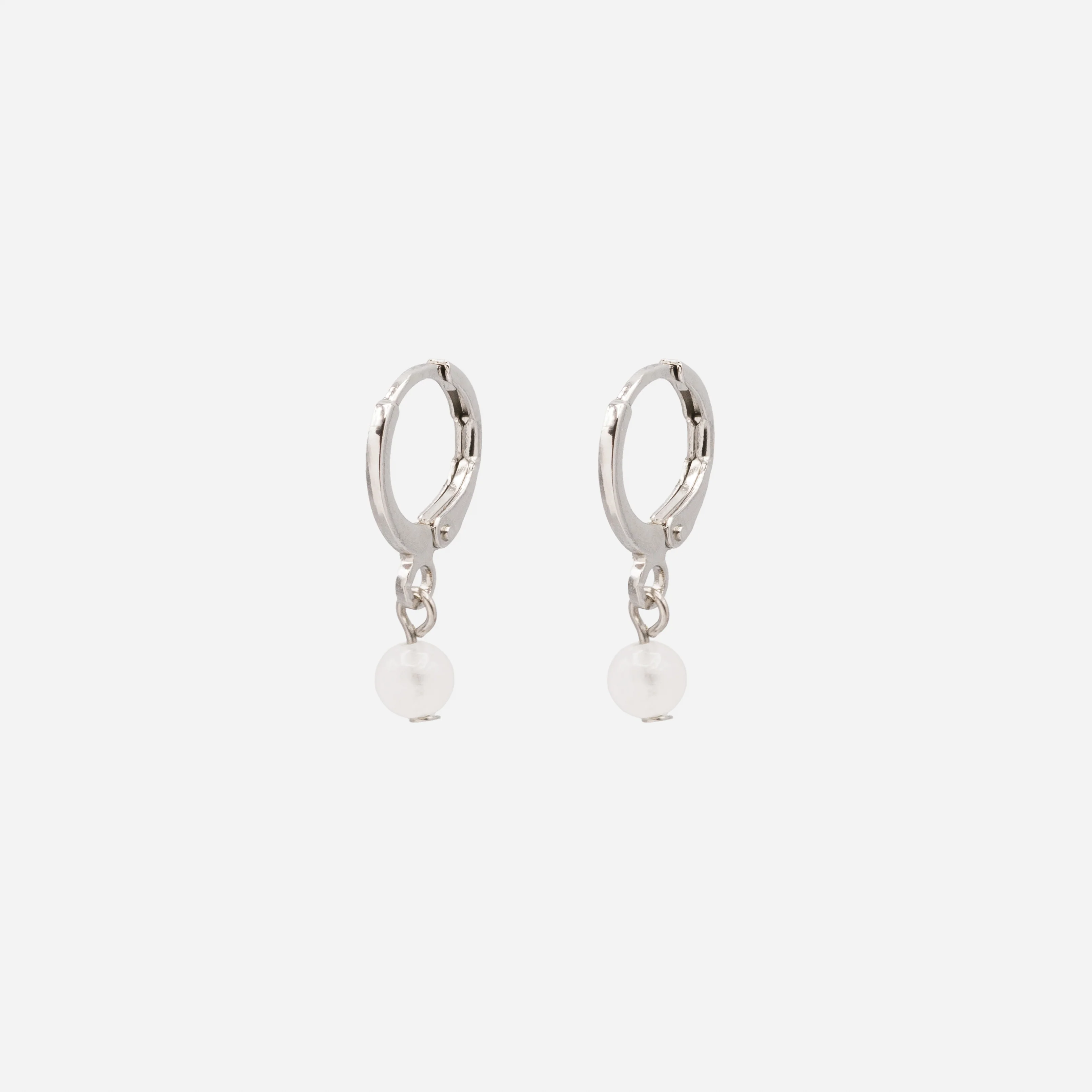 Boucles d'oreilles anneaux argentés breloque pierre ronde blanche