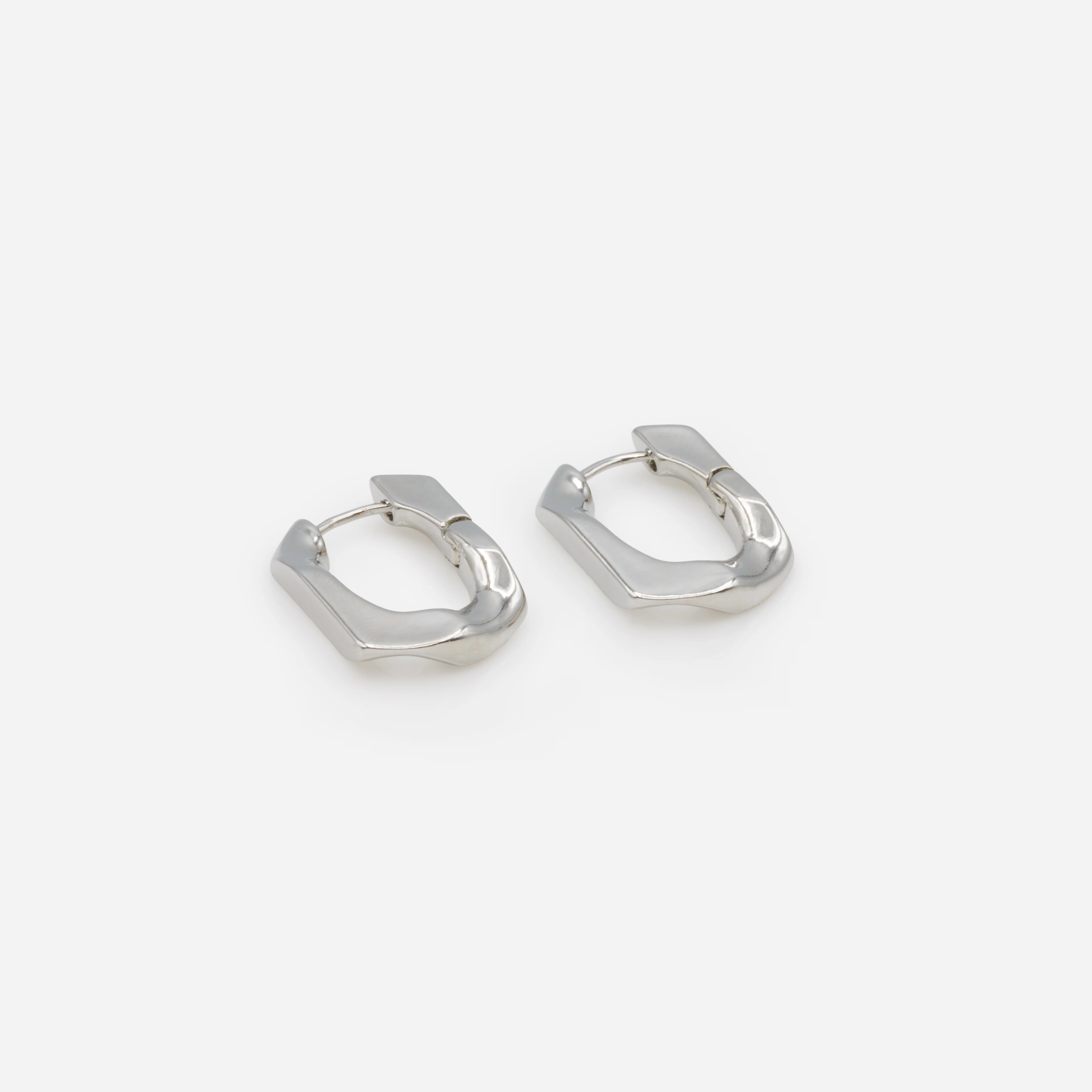 Boucles d'oreilles anneaux argentés maille aplatie - Image 2
