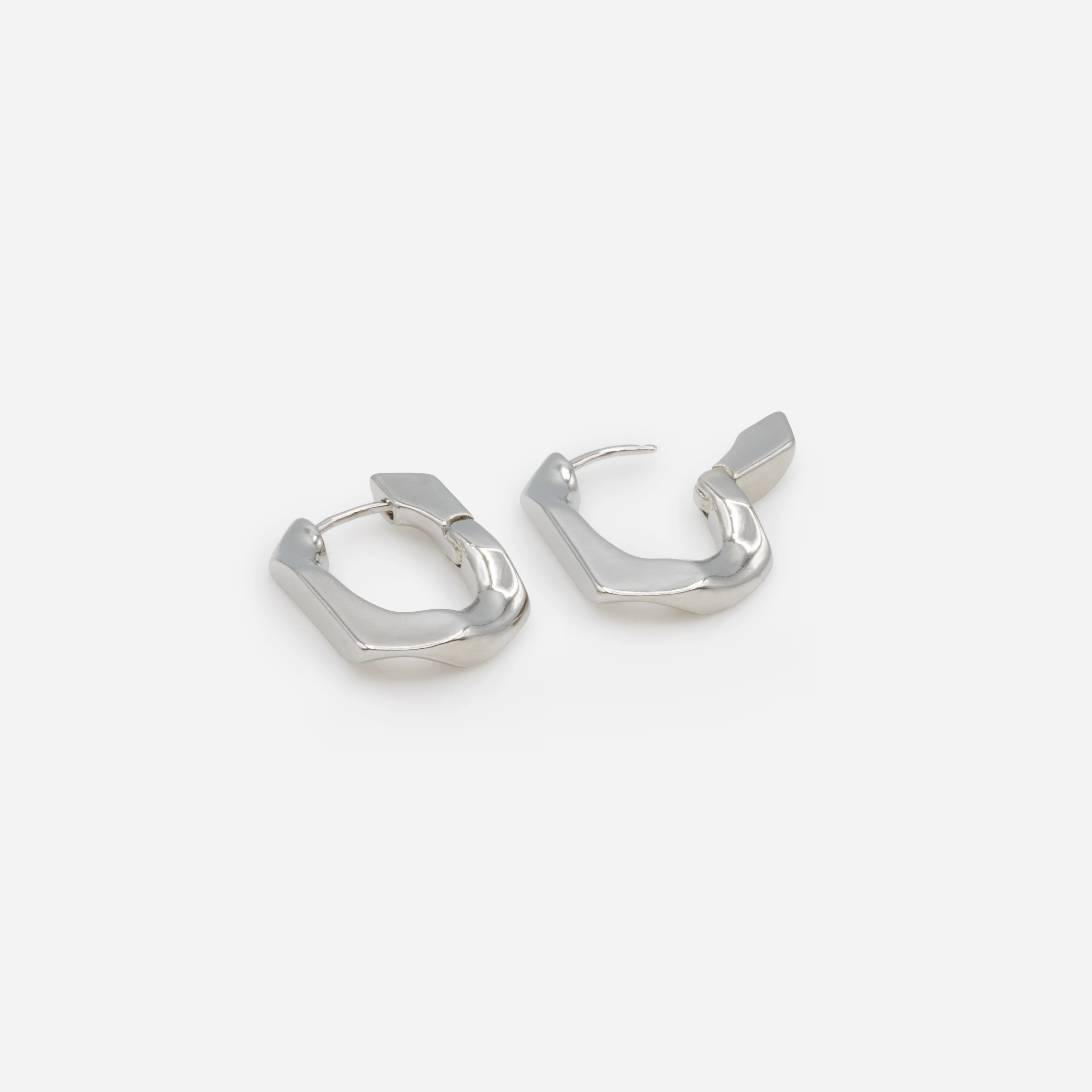 Boucles d'oreilles anneaux argentés maille aplatie - Image 3