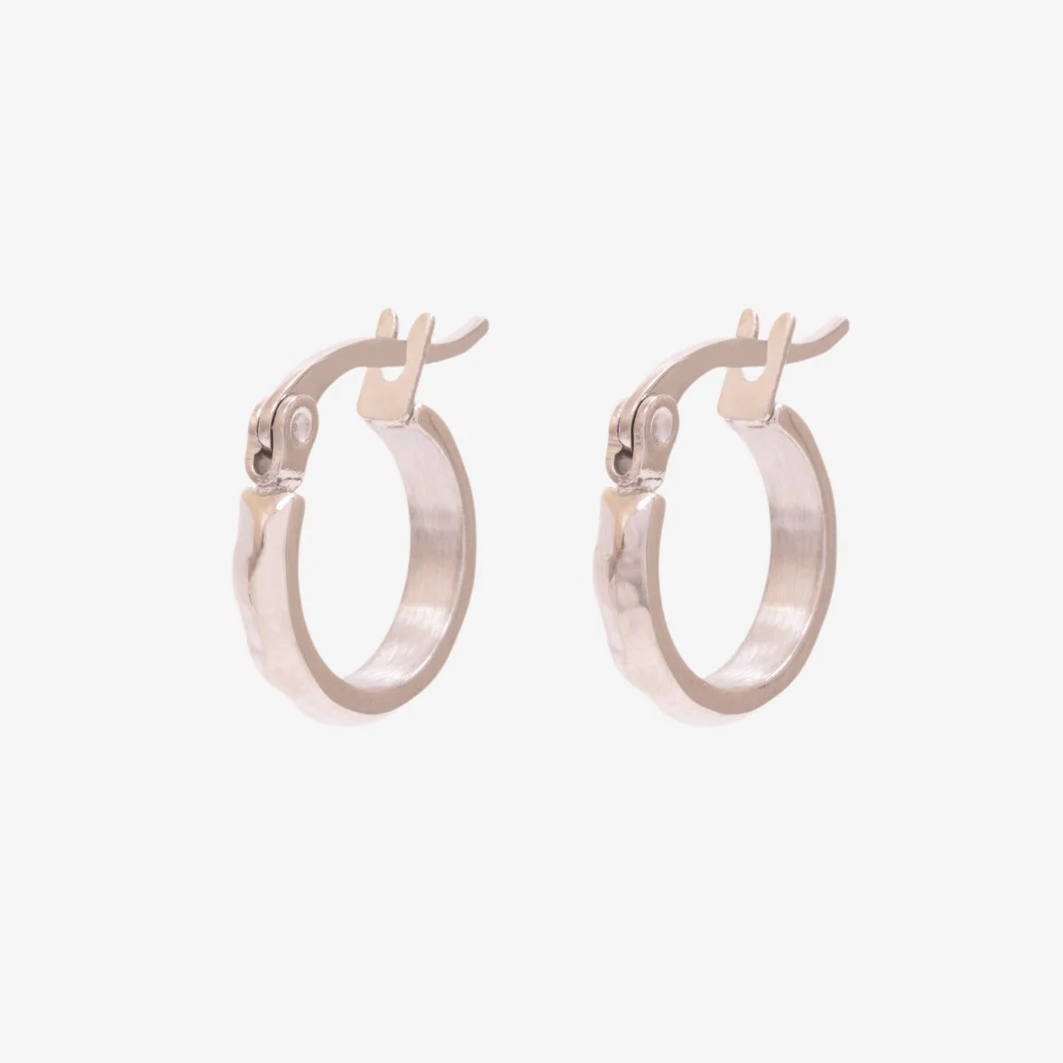 Boucles d'oreilles anneaux argentés martelés en acier inoxydable