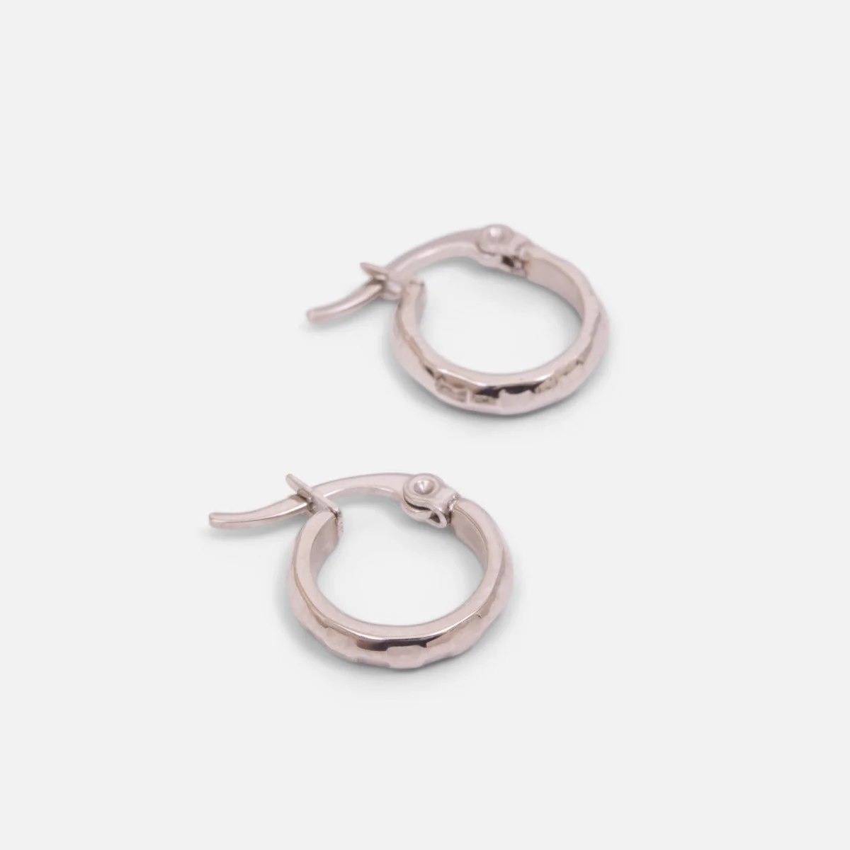Boucles d'oreilles anneaux argentés martelés en acier inoxydable - Image 2
