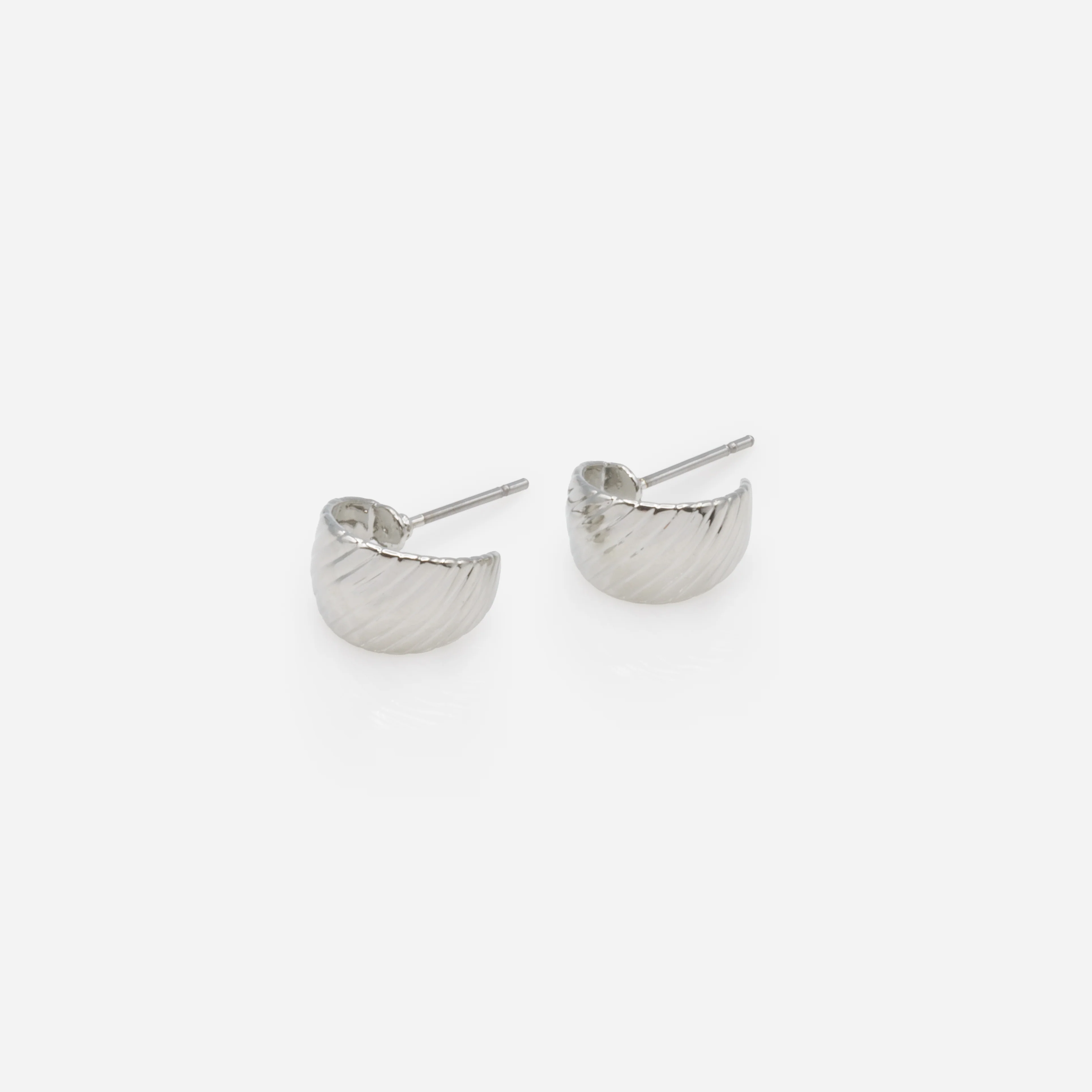 Boucles d'oreilles anneaux argentés ouverts avec rainures - Image 2
