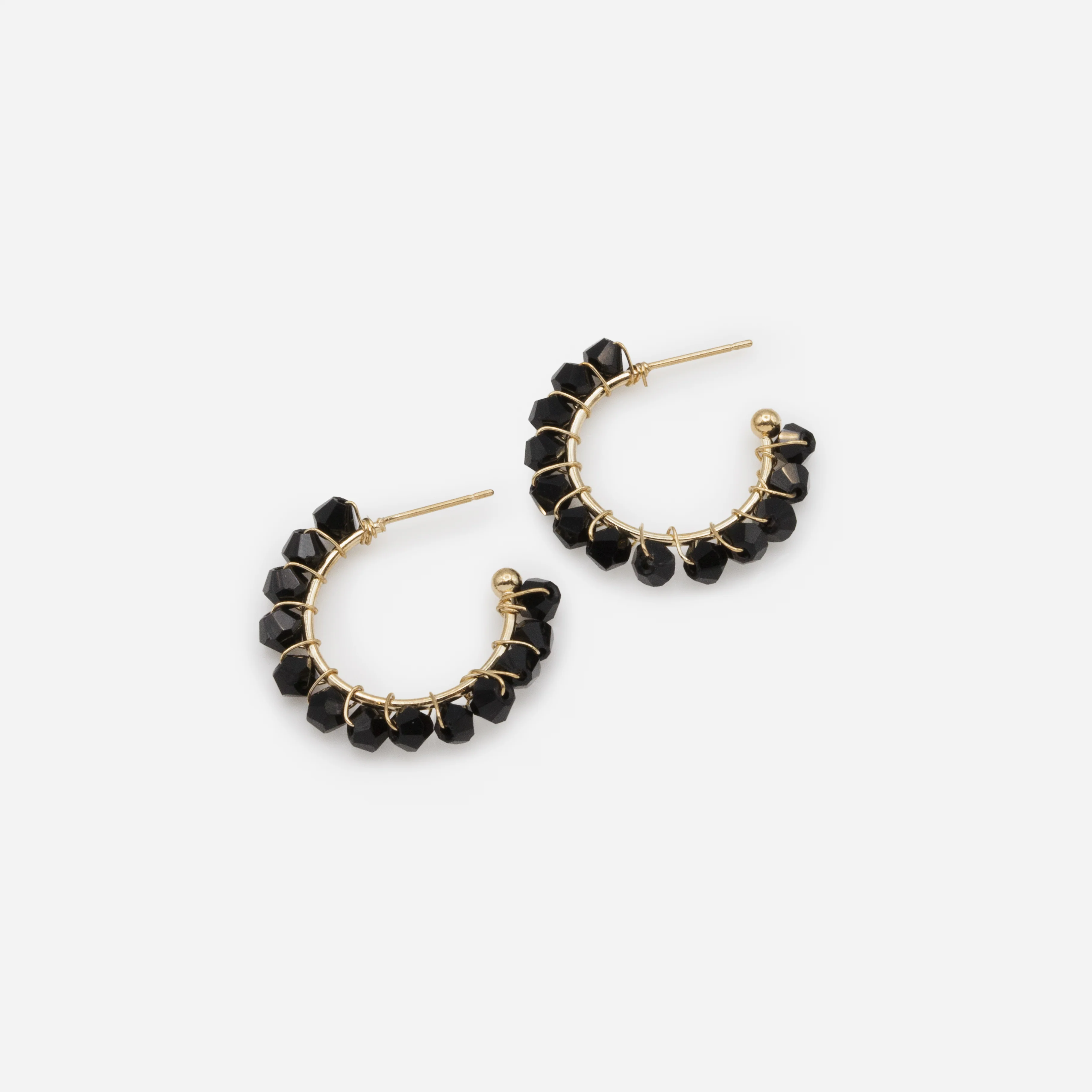 Boucles d'oreilles dorées anneaux de billes noires - Image 2