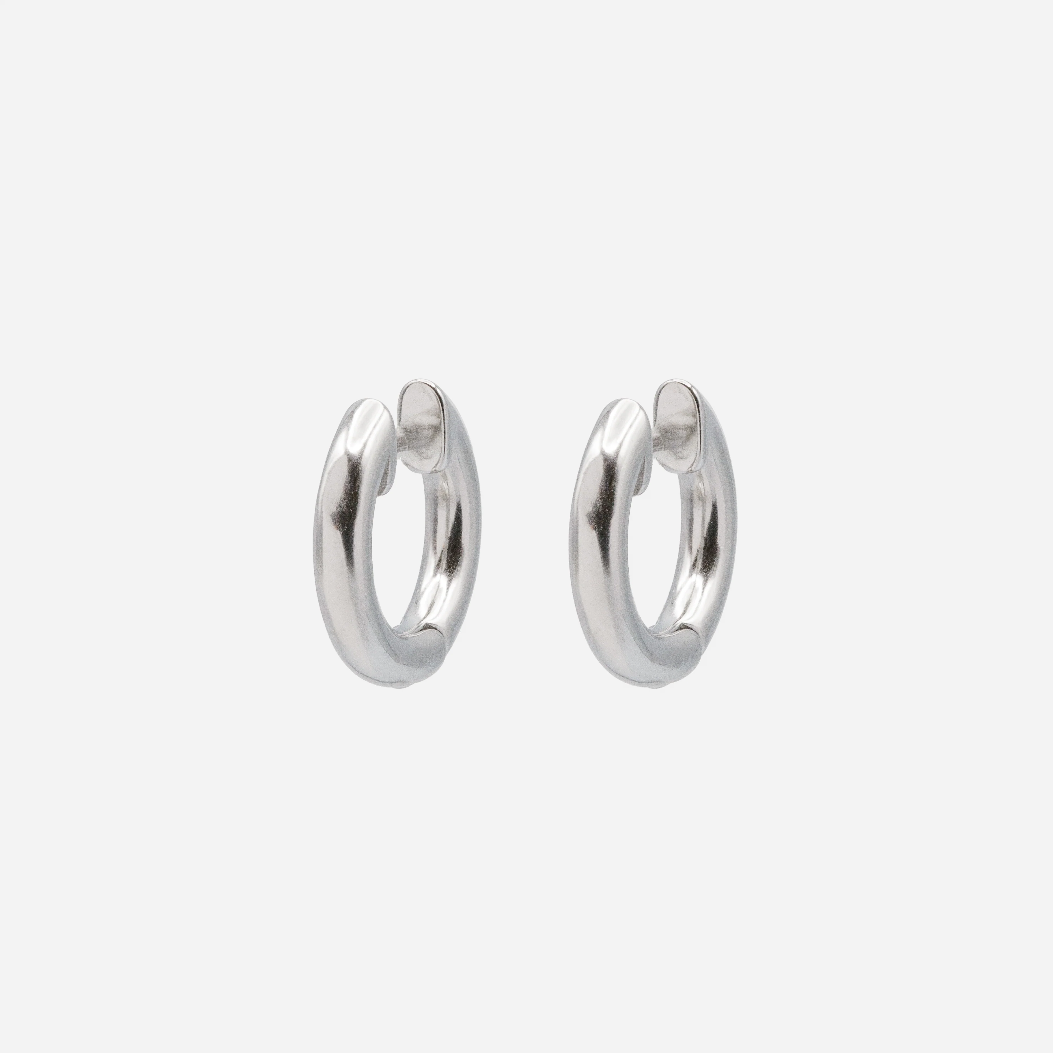 Boucles d'oreilles huggies argentées en acier inoxydable
