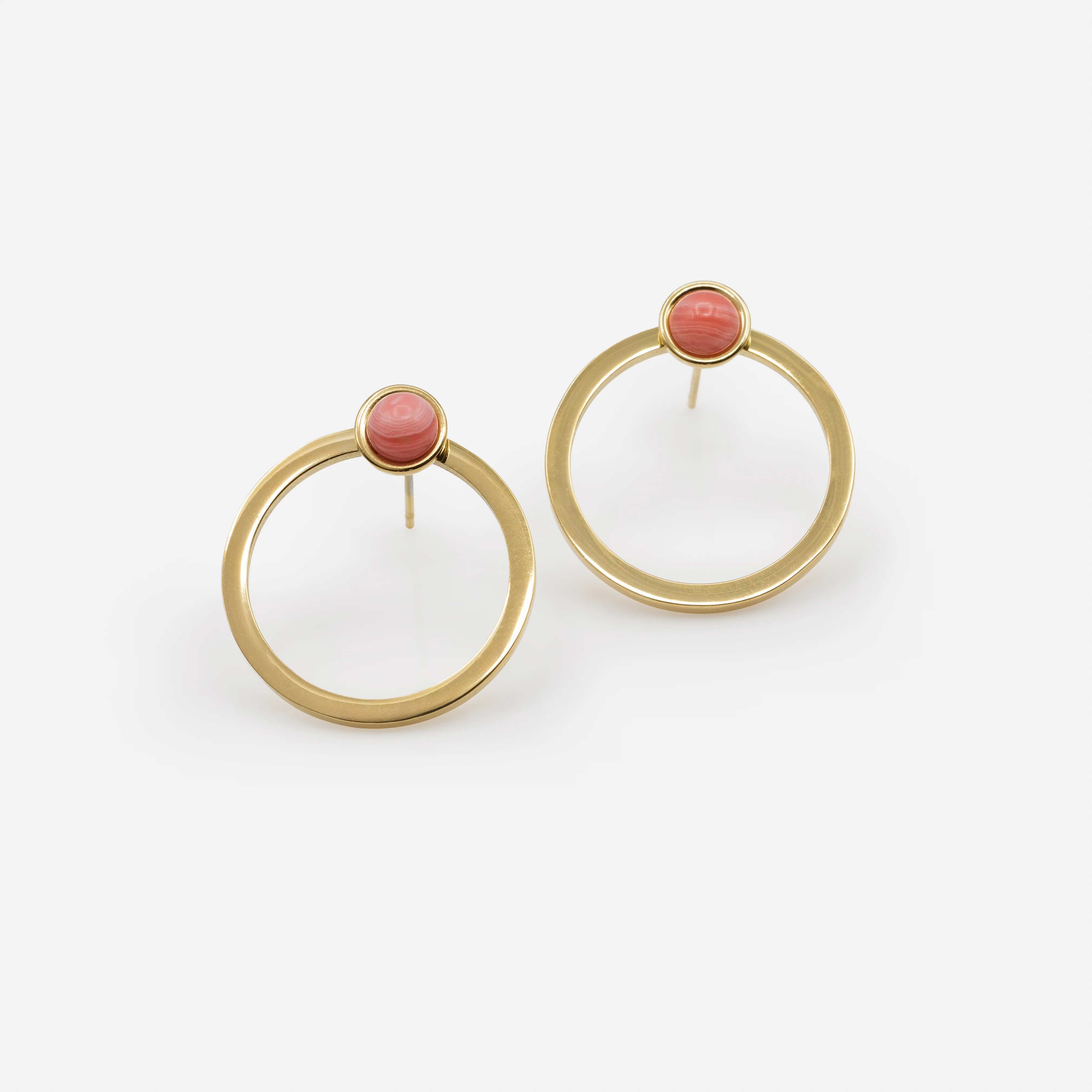 Boucles d'oreilles anneaux dorés avec bille rouge marbrée en acier inoxydable - Image 2