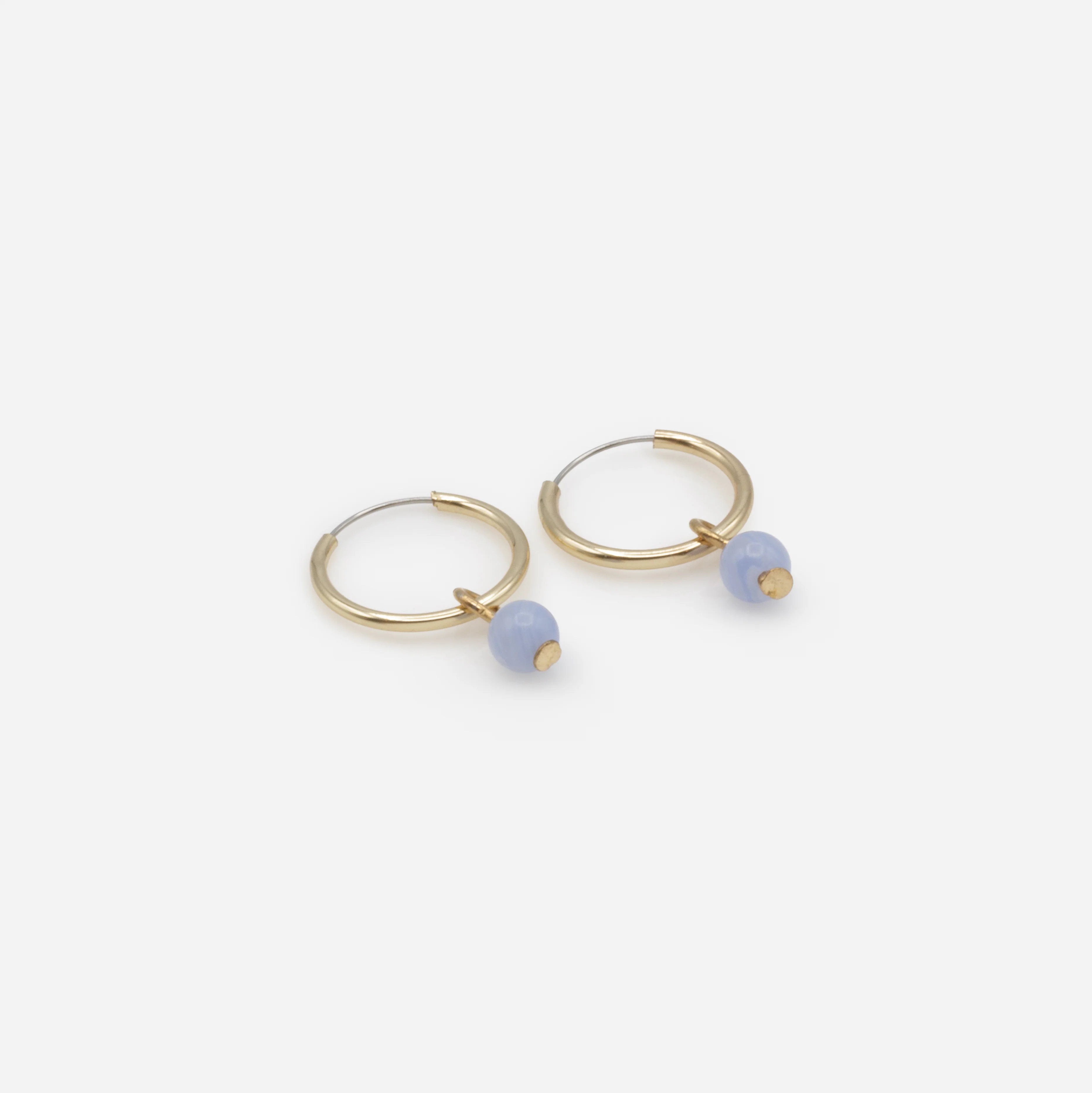 Boucles d'oreilles anneaux dorés breloque pierre ronde bleu pâle - Image 2