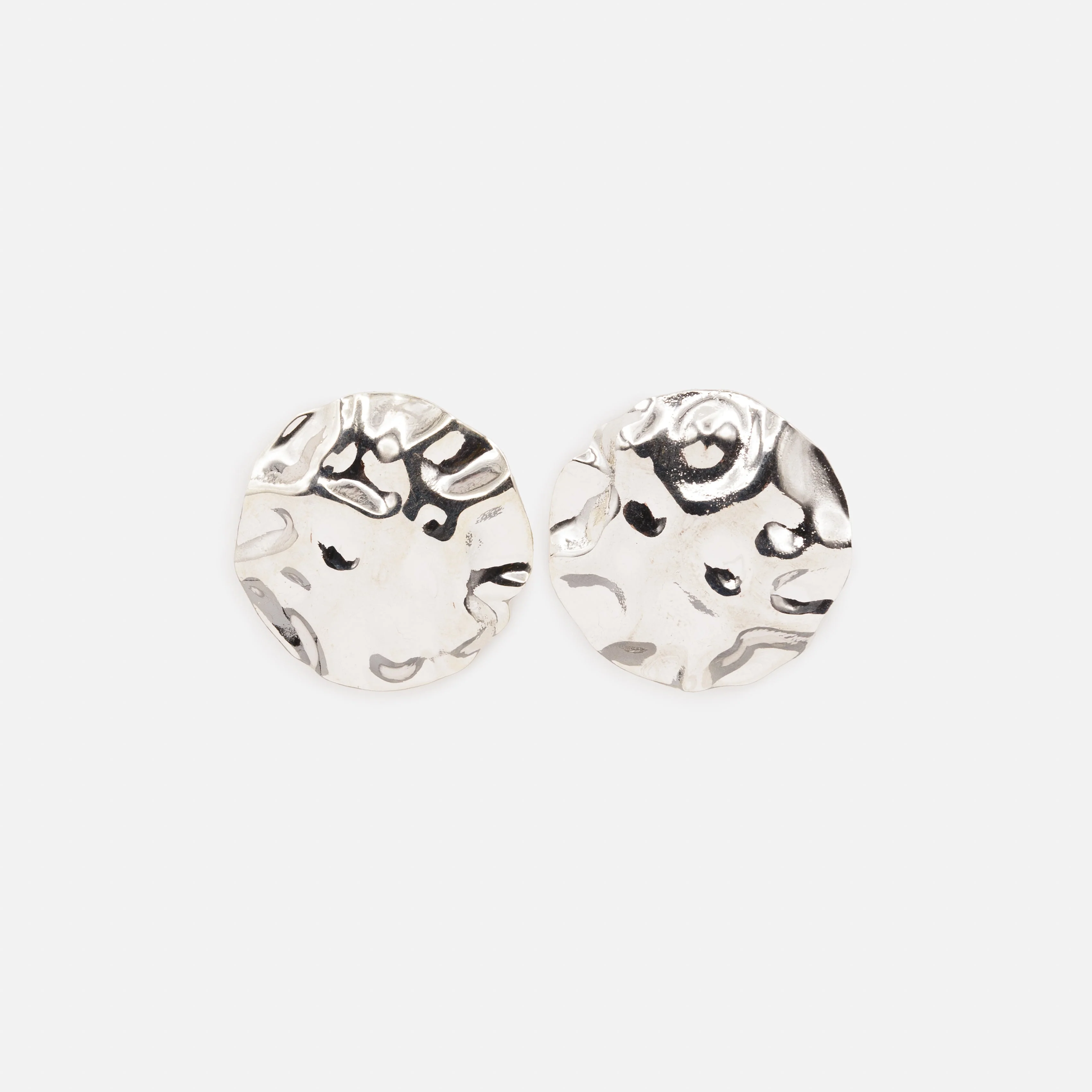 Boucles d'oreilles argentées en métal martelé