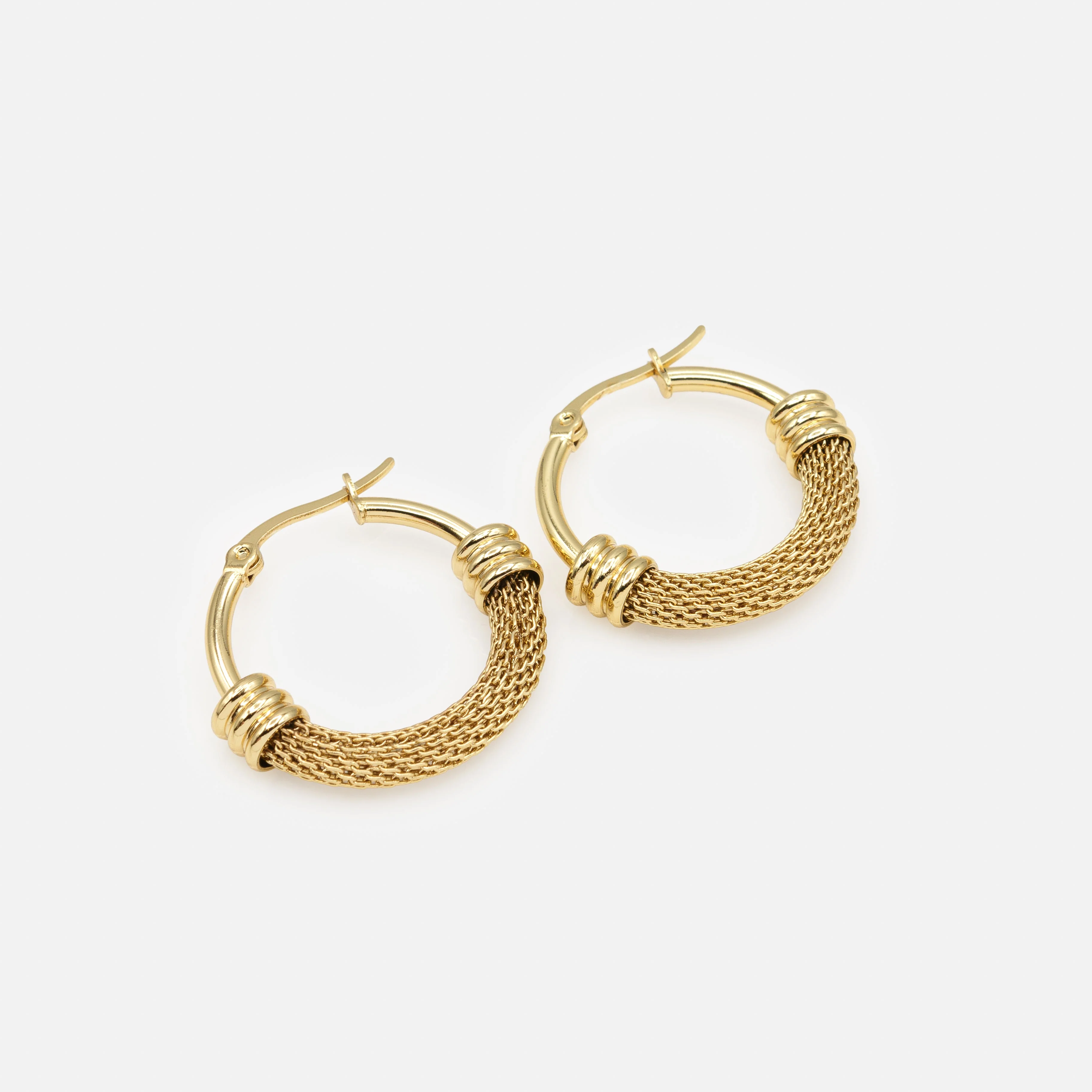 Boucles d'oreilles anneaux dorés à demi texturés - Image 2