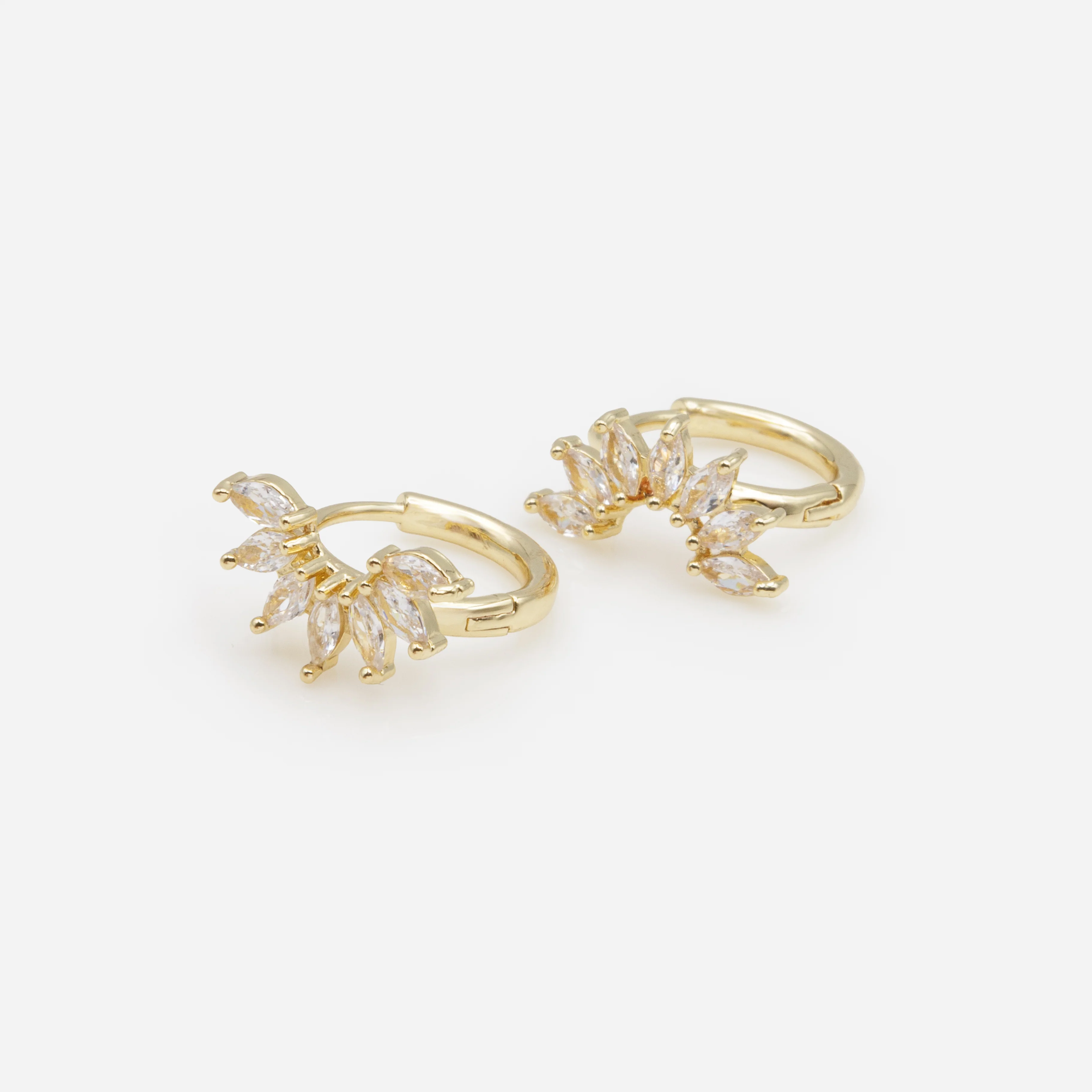 Boucles d'oreilles huggies en feuilles avec zircons cubiques - Image 2