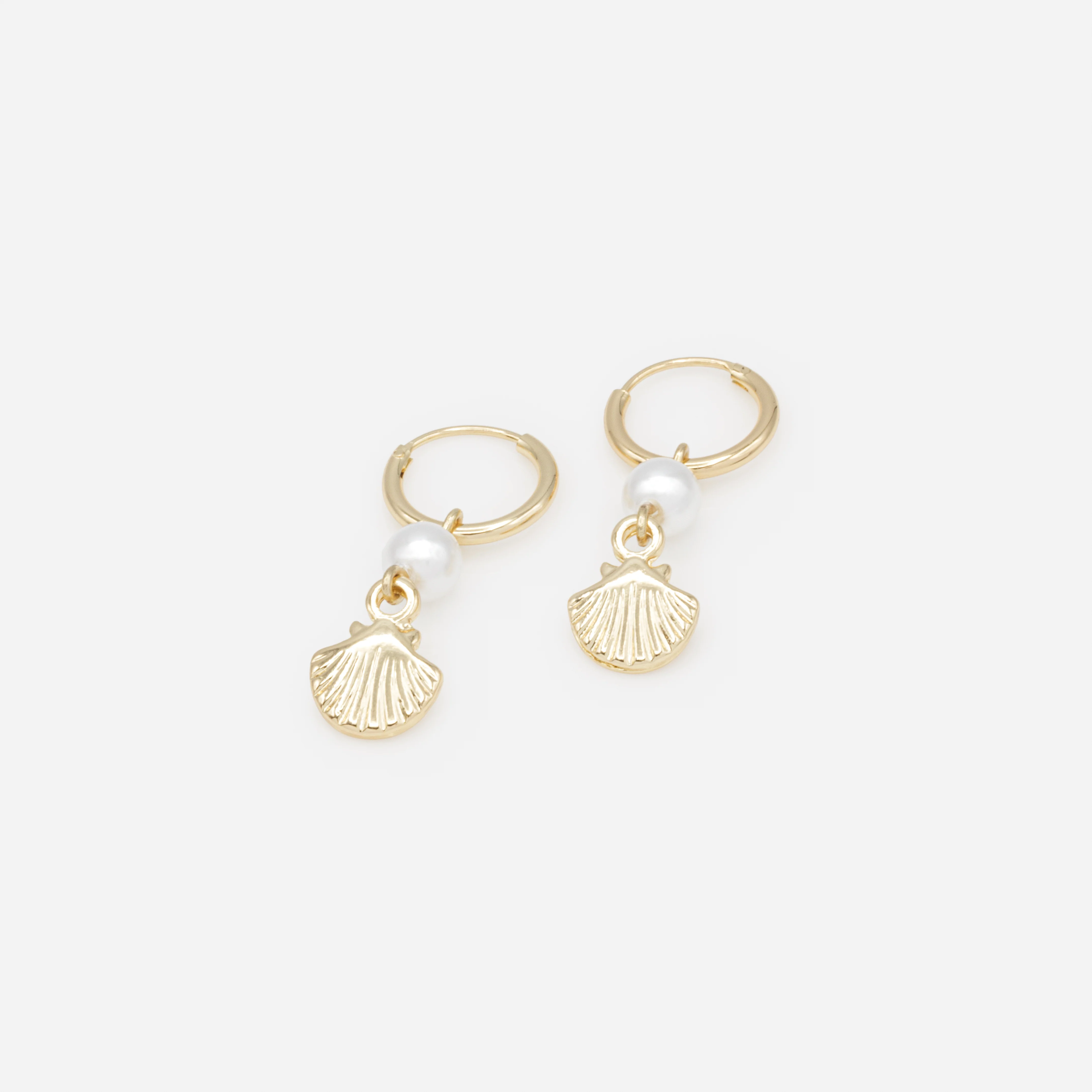 Boucles d'oreilles anneaux dorés avec breloque amovible perle et coquillage - Image 2