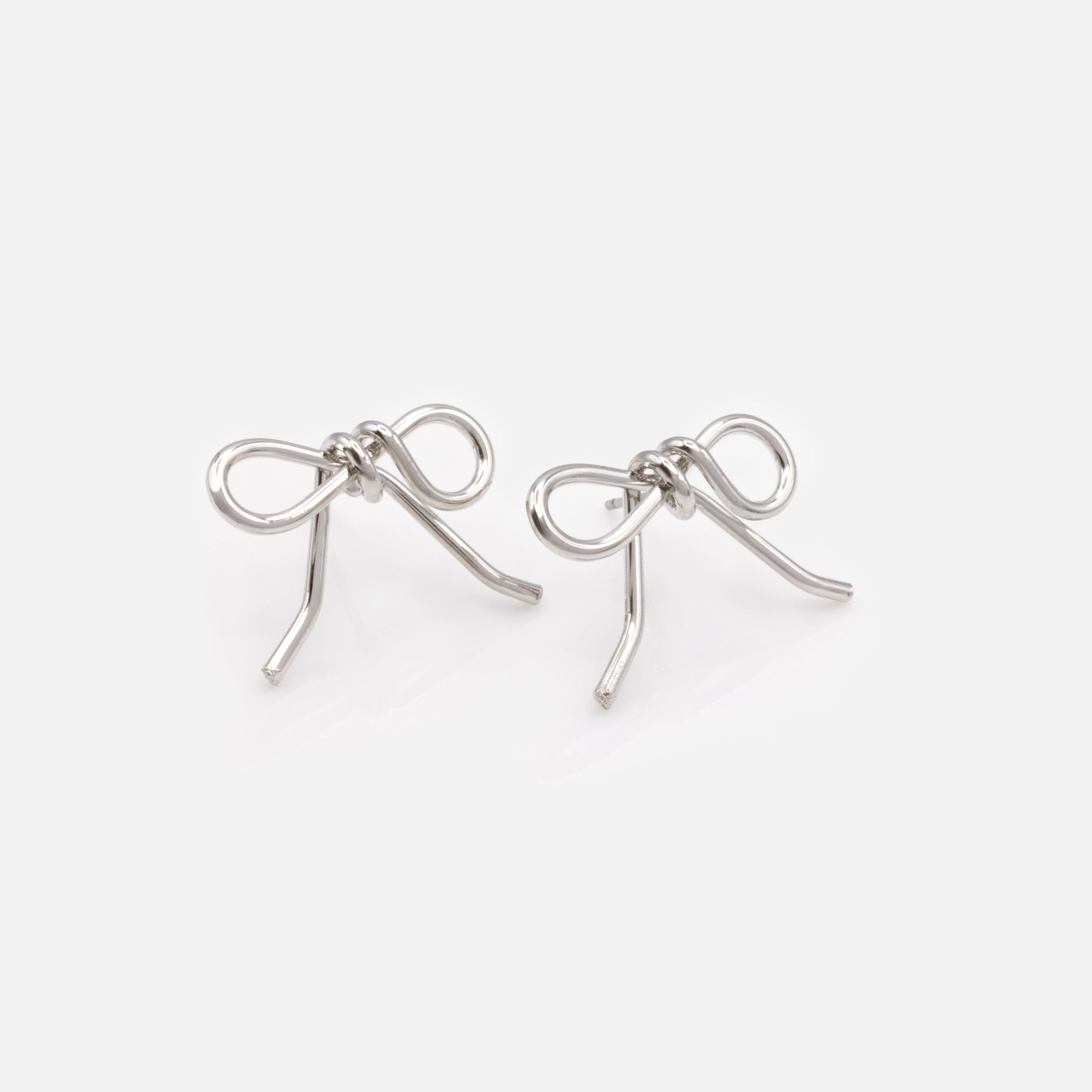 Boucles d'oreilles argentées en forme de boucle - Image 2