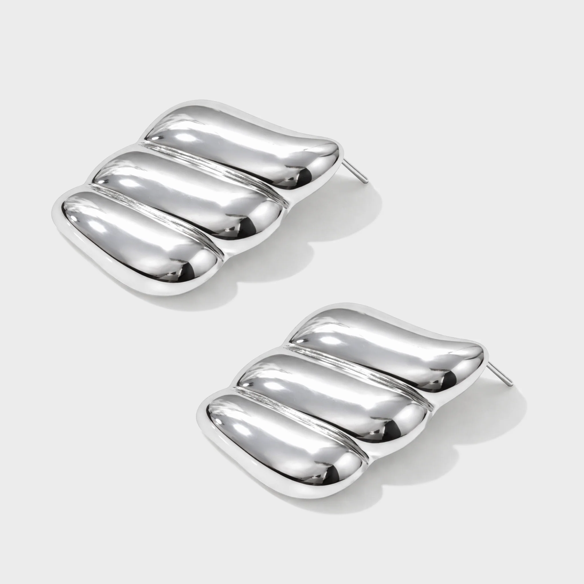 Boucles d'oreilles argentées ondulées en acier inoxydable - Image 2
