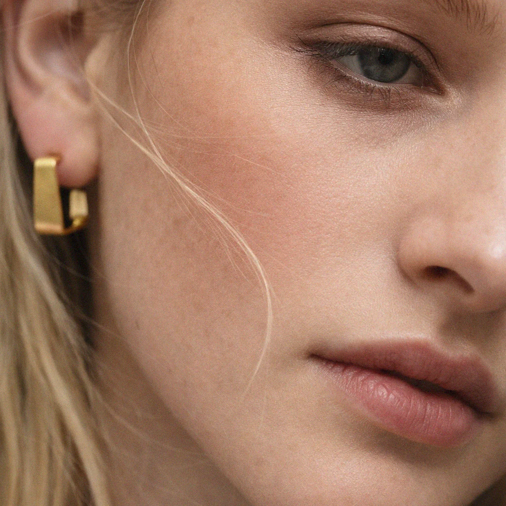 Boucles d'oreilles carrées dorées finition brossée en acier inoxydable - Image 4