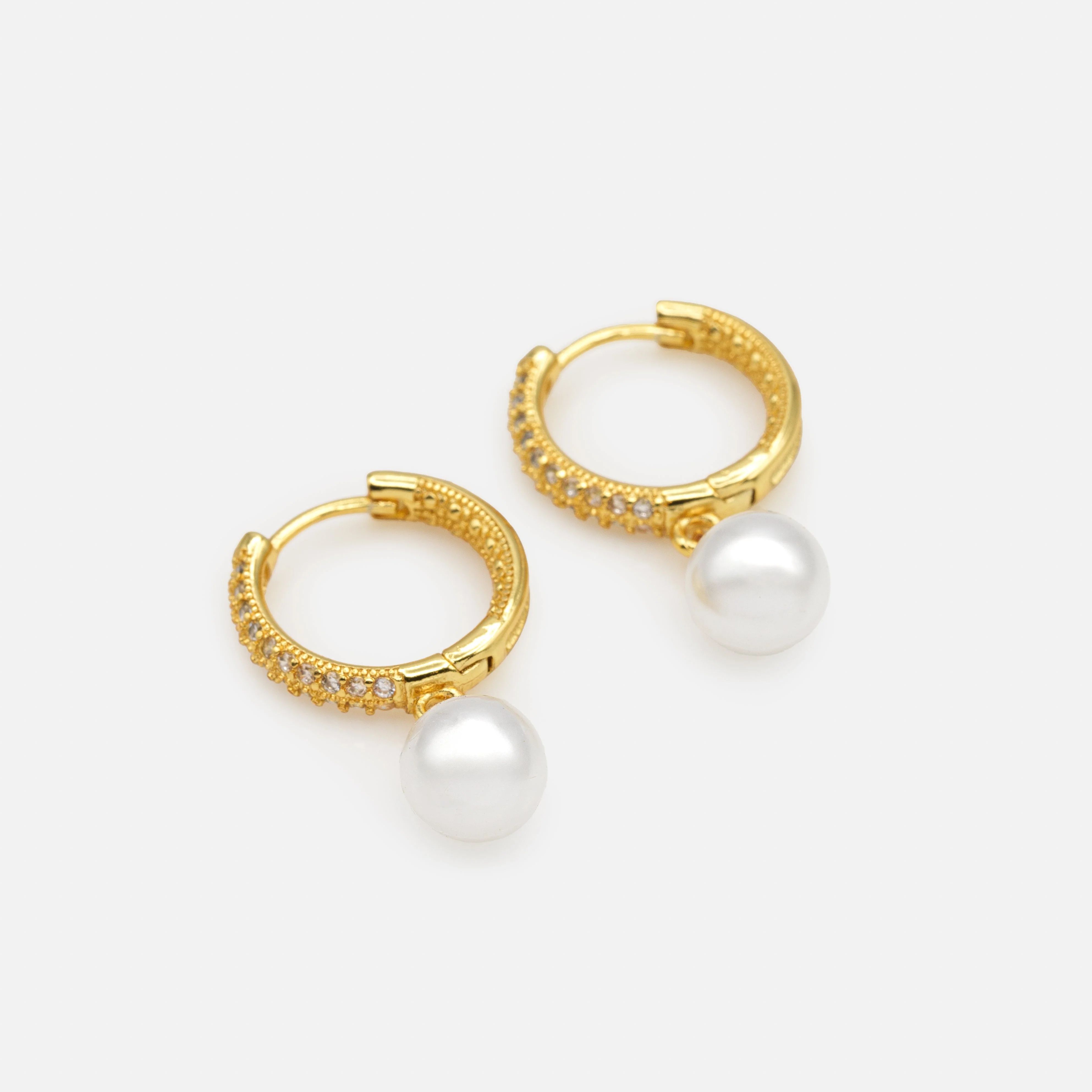 Boucles d'oreilles anneaux dorés perle synthétique suspendue - Image 2