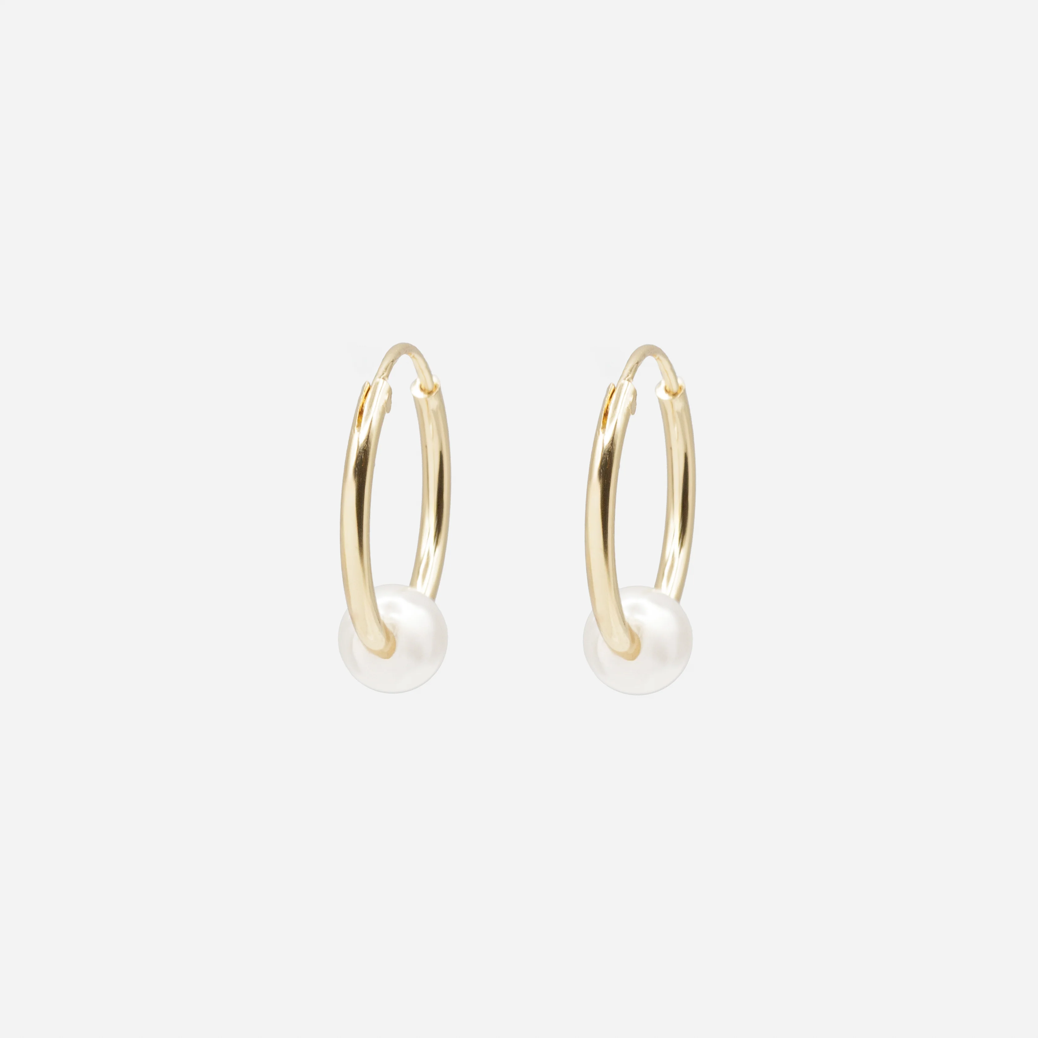 Boucles d'oreilles anneaux dorés avec perle