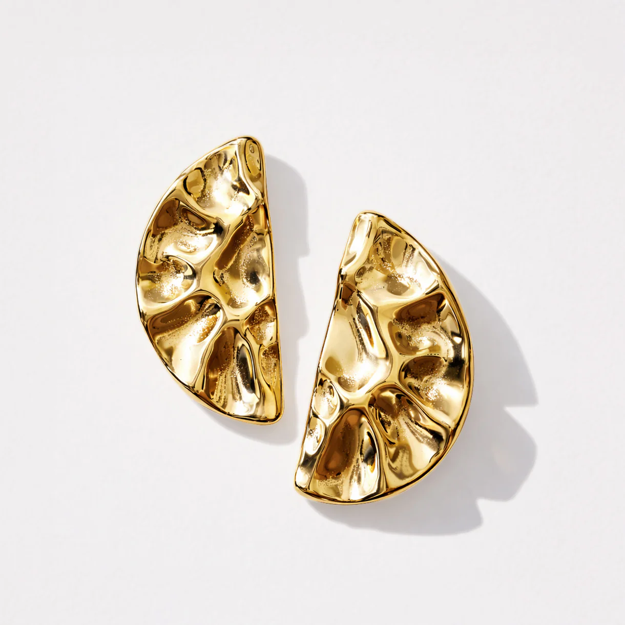 Boucles d'oreilles dorées demi-lune texturée en acier inoxydable