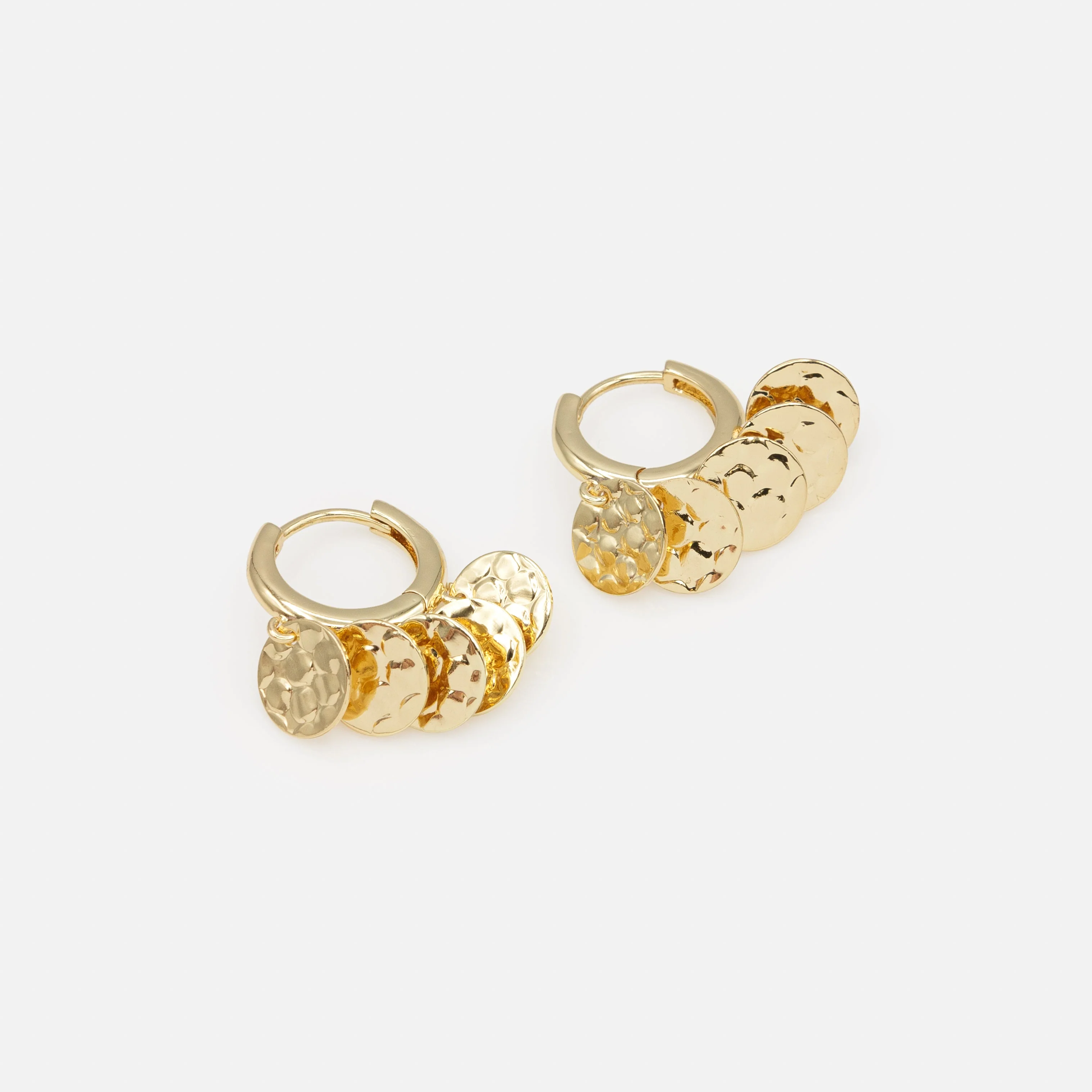 Boucles d'oreilles huggies dorées breloques texturées - Image 2