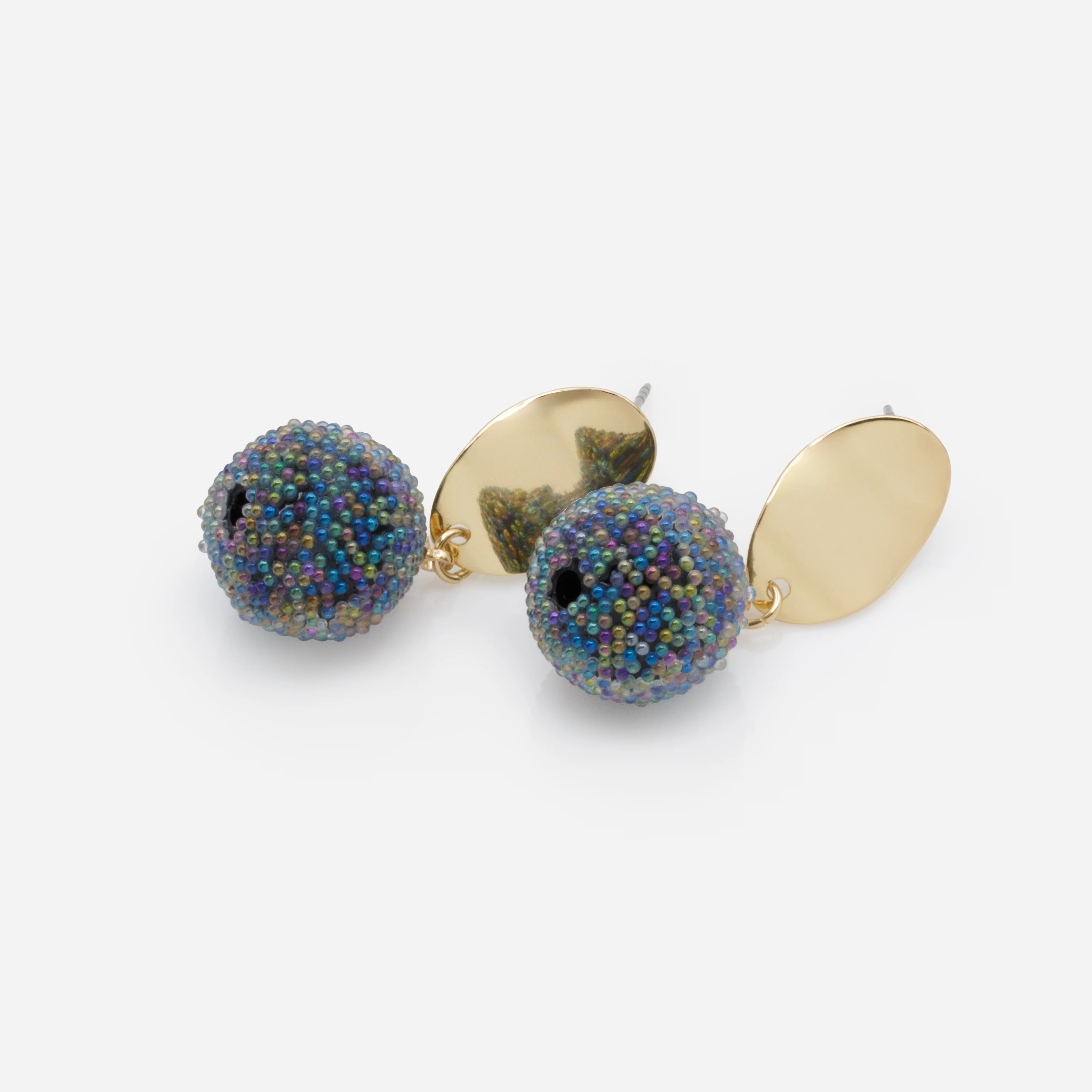 Boucles d'oreilles dorées avec sphère de billes irisées - Image 2