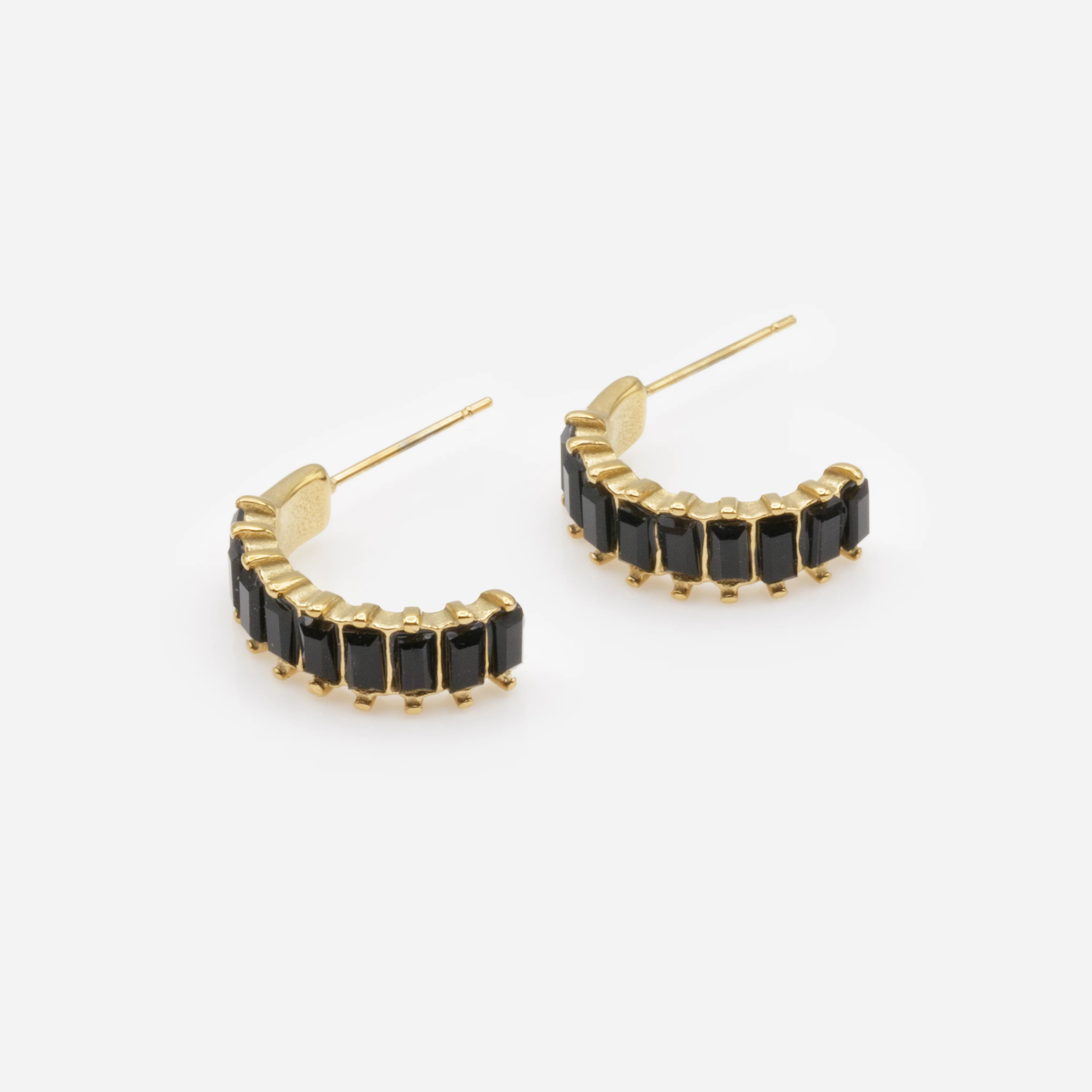 Boucles d'oreilles demi-anneaux dorés avec pierres noires en acier inoxydable - Image 2