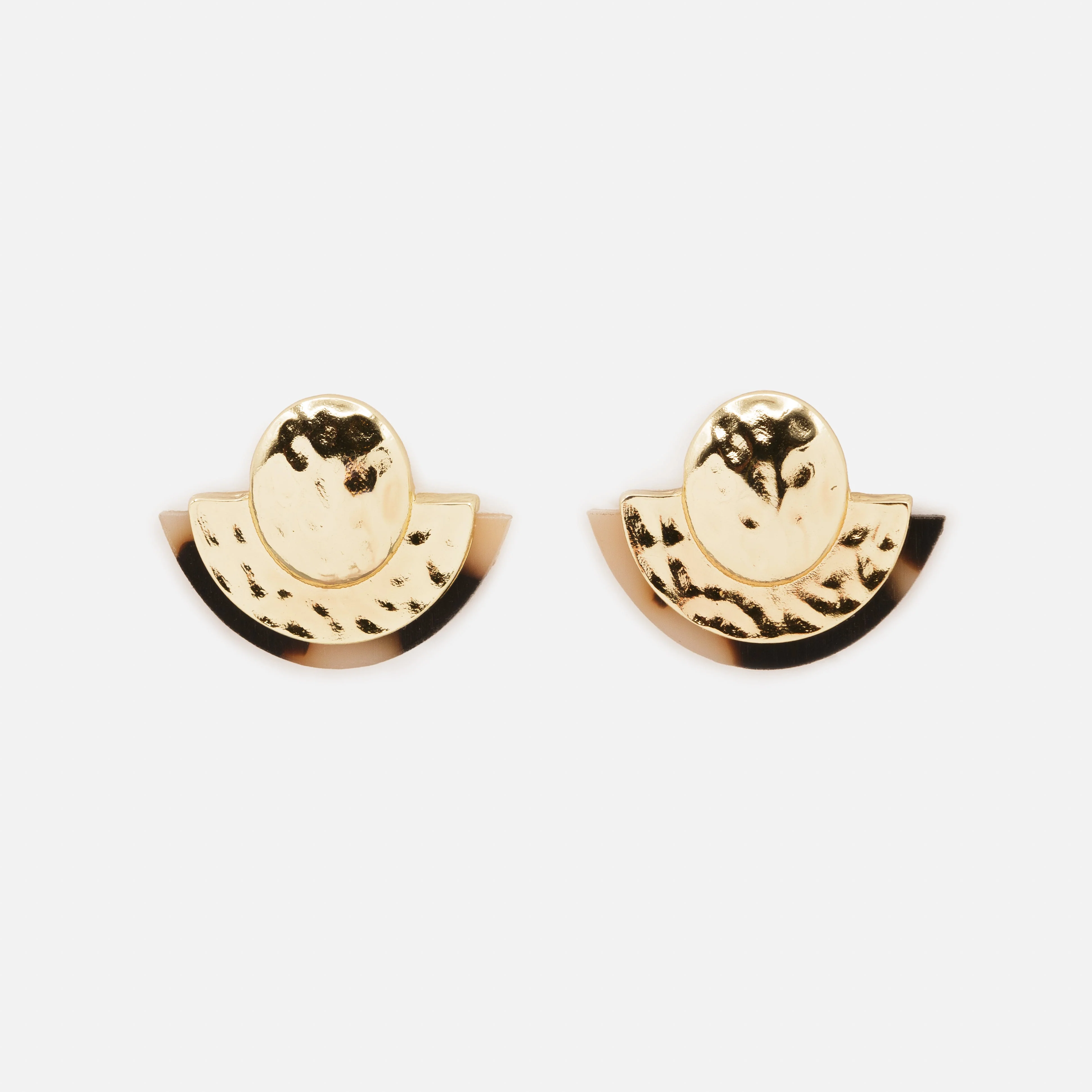Boucles d'oreilles dorées et écaille de tortue