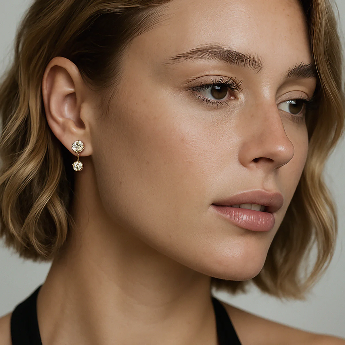 Boucles d'oreilles dorées pendantes en acier inoxydable avec zircons cubiques - Image 2