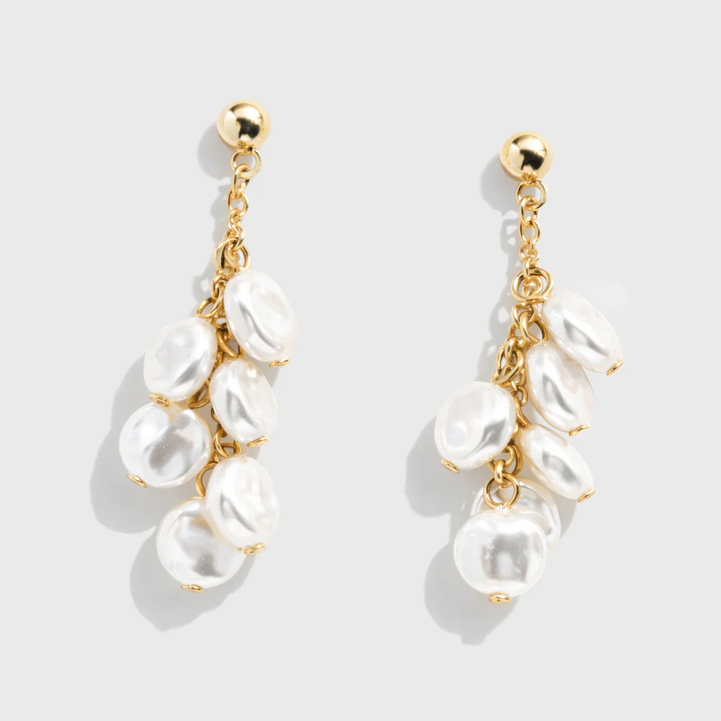 Boucles d'oreilles dorées tombée de perles plates
