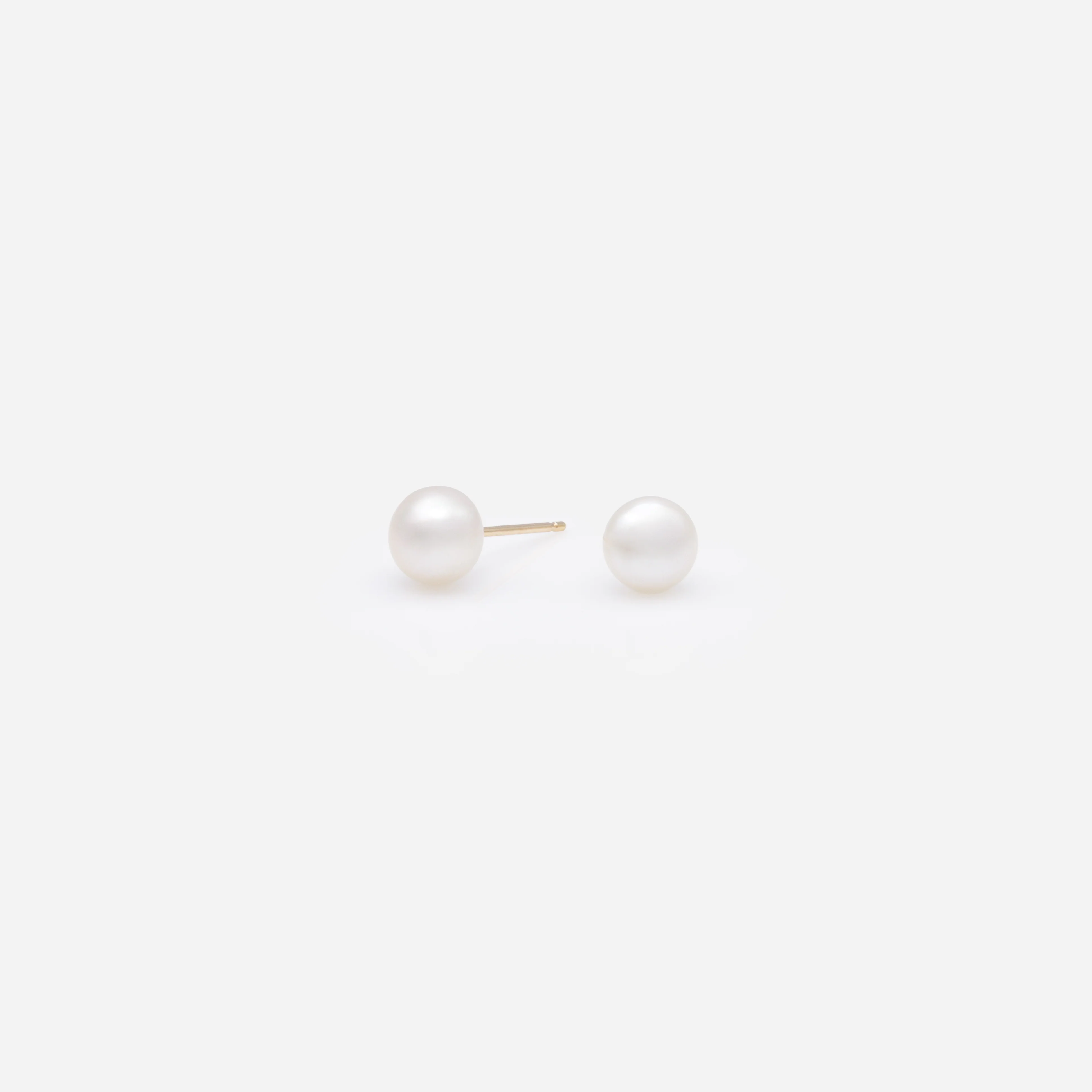 Boucles d'oreilles perles d'eau douce 5,5 à 6 mm avec tige en or 14 carats - Image 2